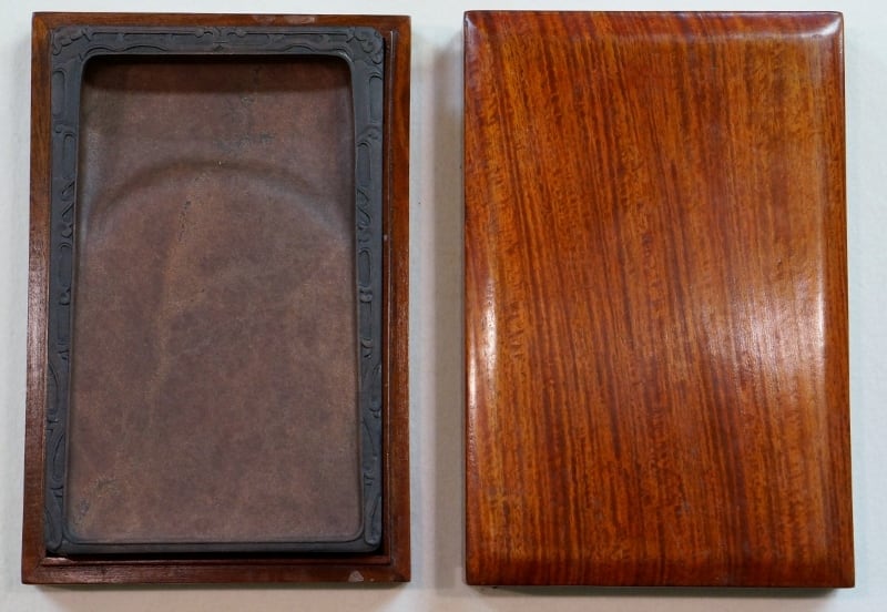 澄泥蝦頭紅饕餮文廻紋硯 10吋：守117 | 特選書道用品のお店「守玄齋」