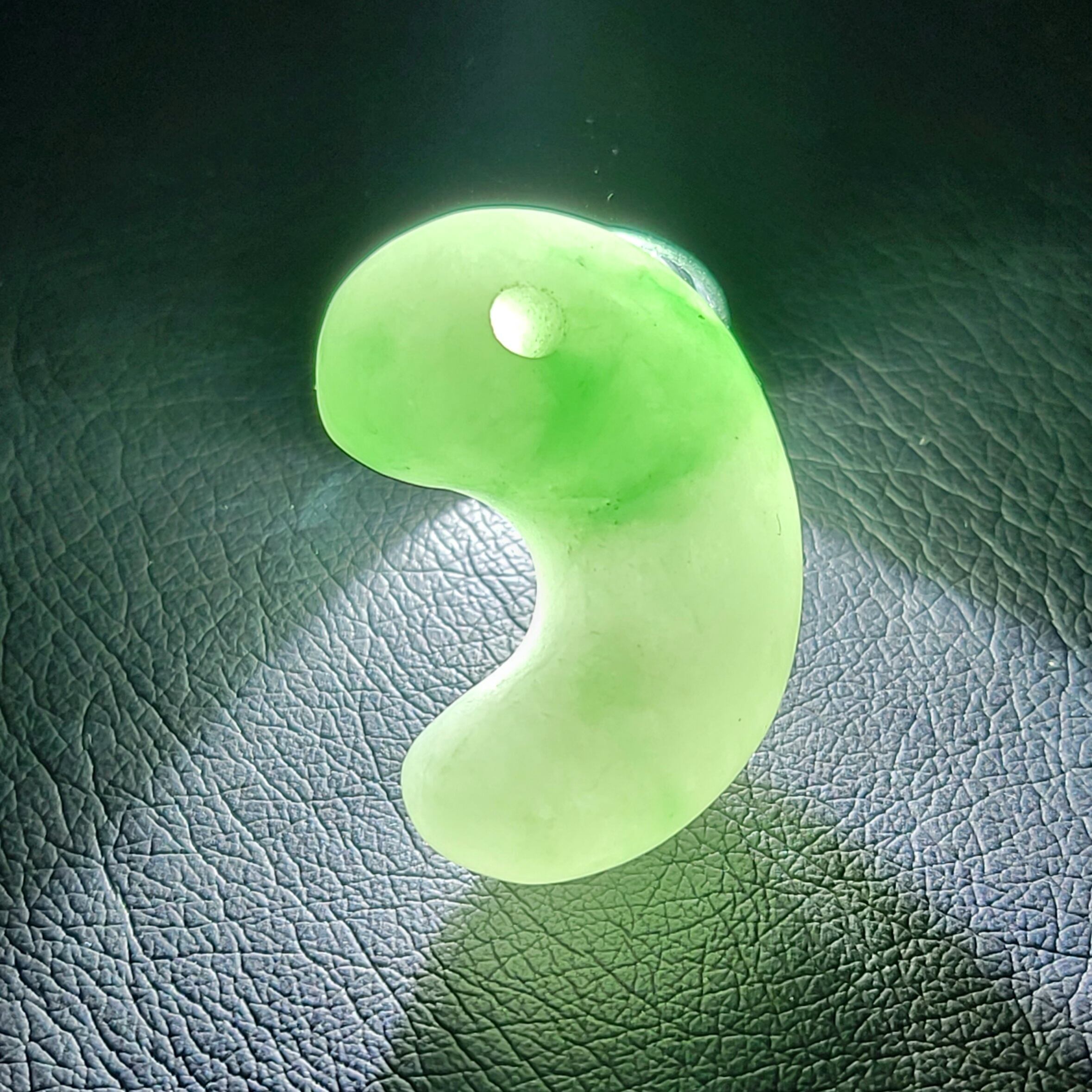 緑色 糸魚川翡翠勾玉 BMT0429 | 糸魚川翡翠工芸家 赤羽可行BASE