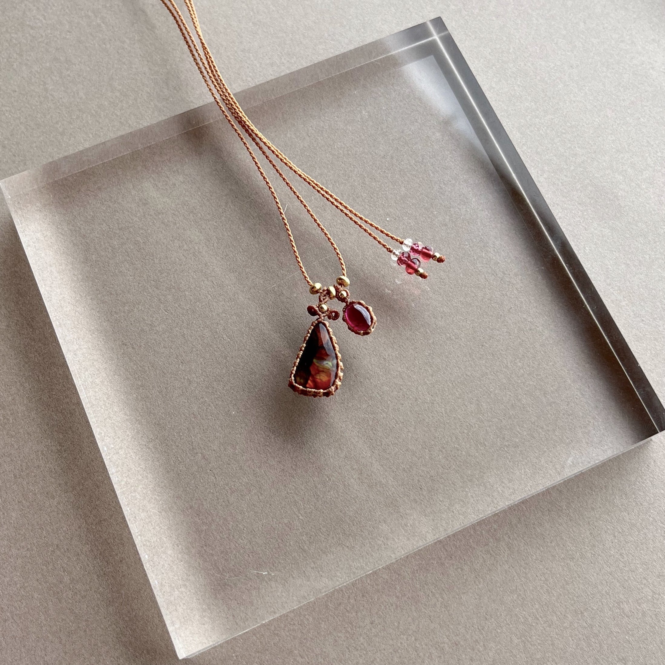 ファイヤーアゲートとガーネットのマクラメ編み 天然石ネックレス