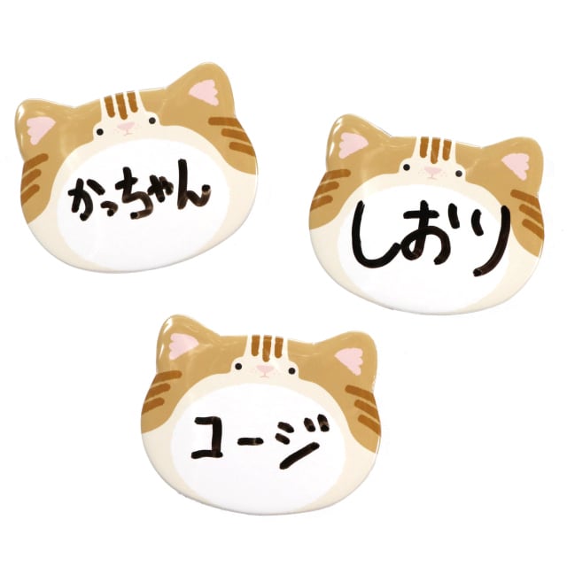 猫型の名札 缶バッジ（茶トラ） | 大判ネコの猫グッズ通販サイト - ネコ通