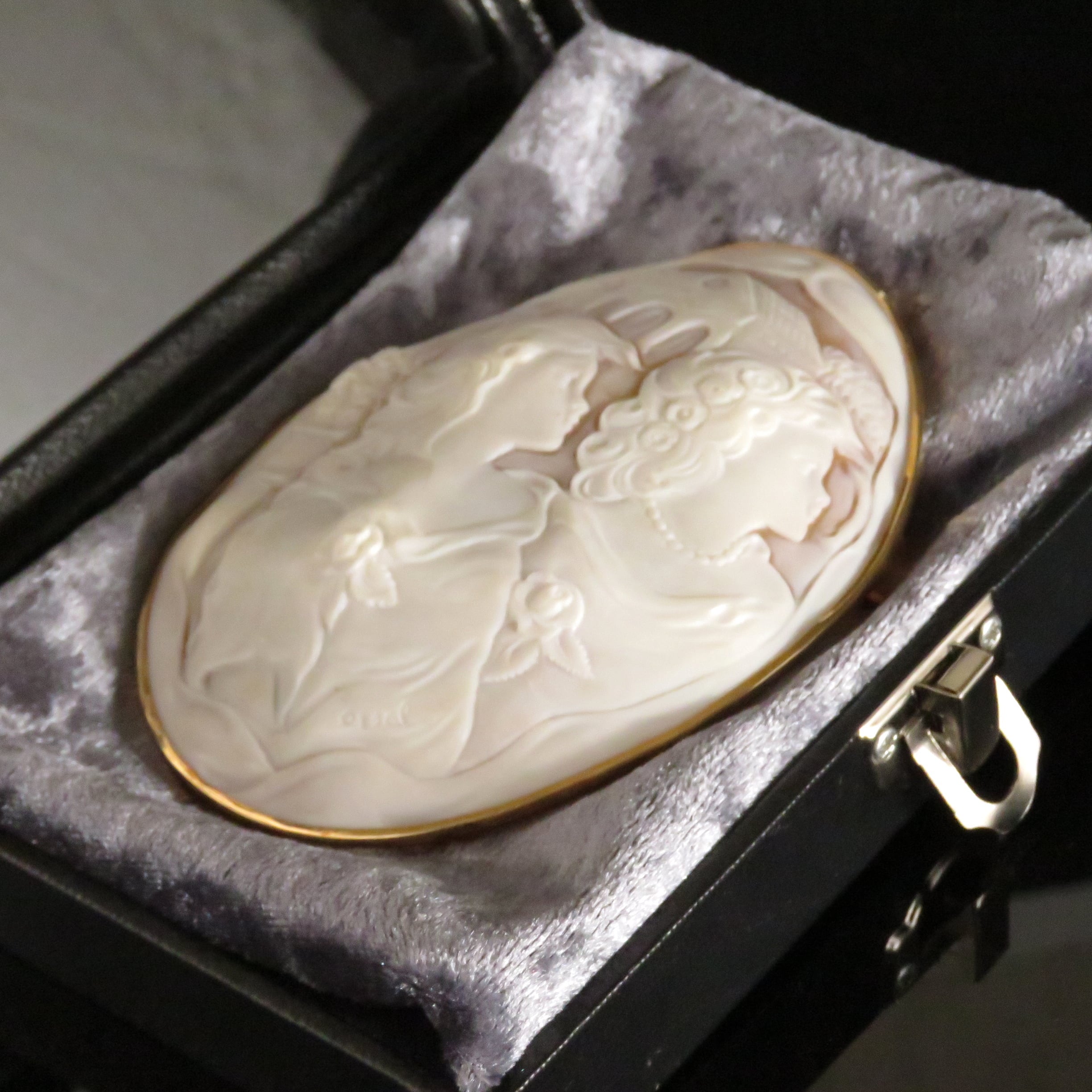 在銘・サイン有り(orsal) k18枠 特大シェルカメオ「少女2人