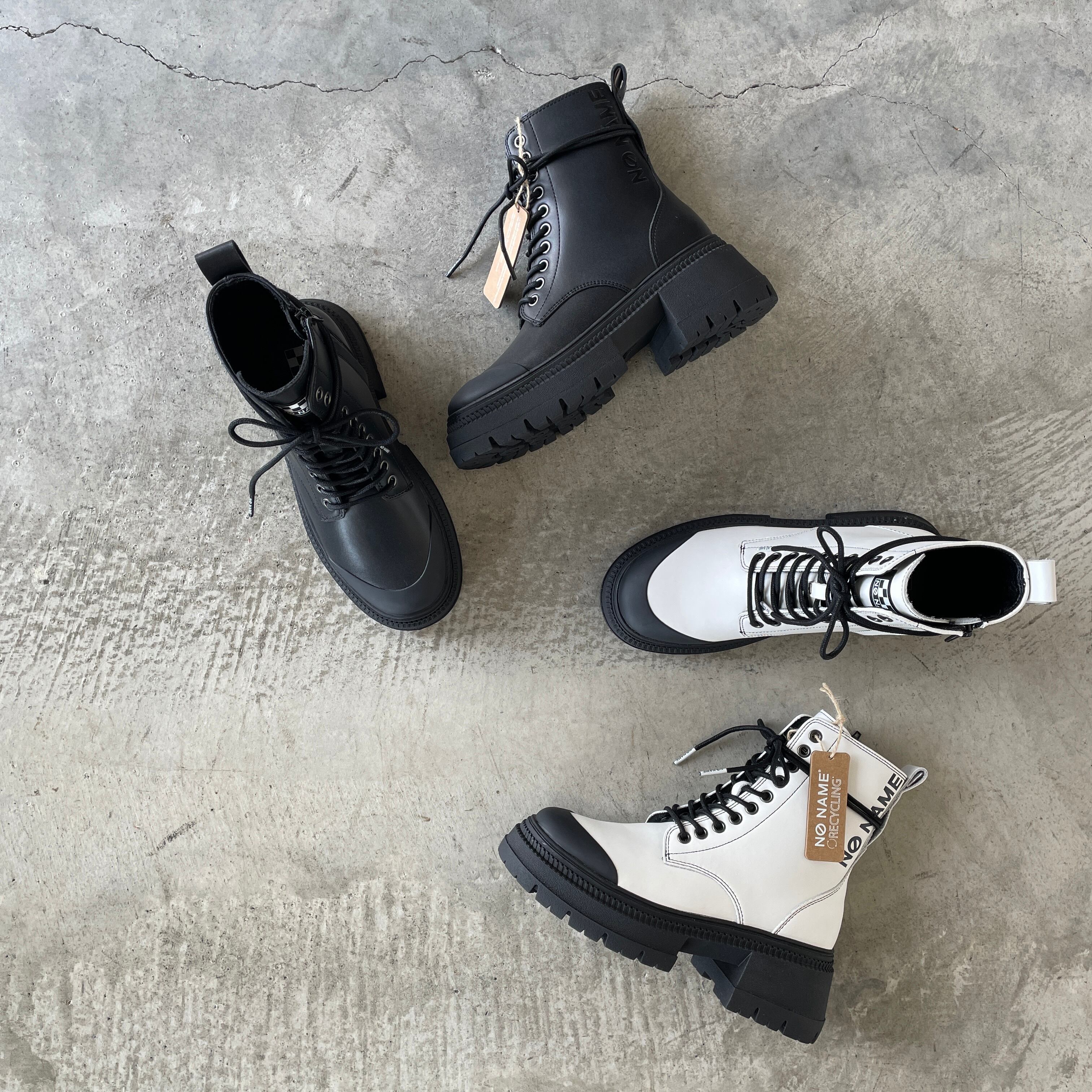 レースアップだけど→紐をとかずに履けちゃうんです♪サイドジップロゴ