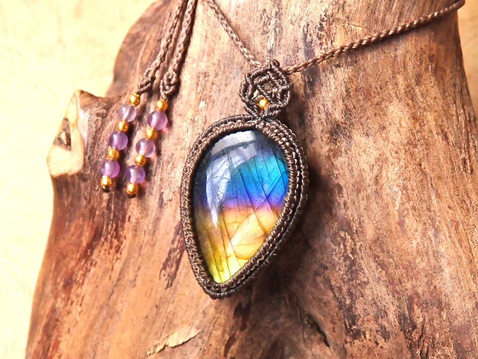 マルチカラー(レインボー) ラブラドライト マクラメペンダント | A