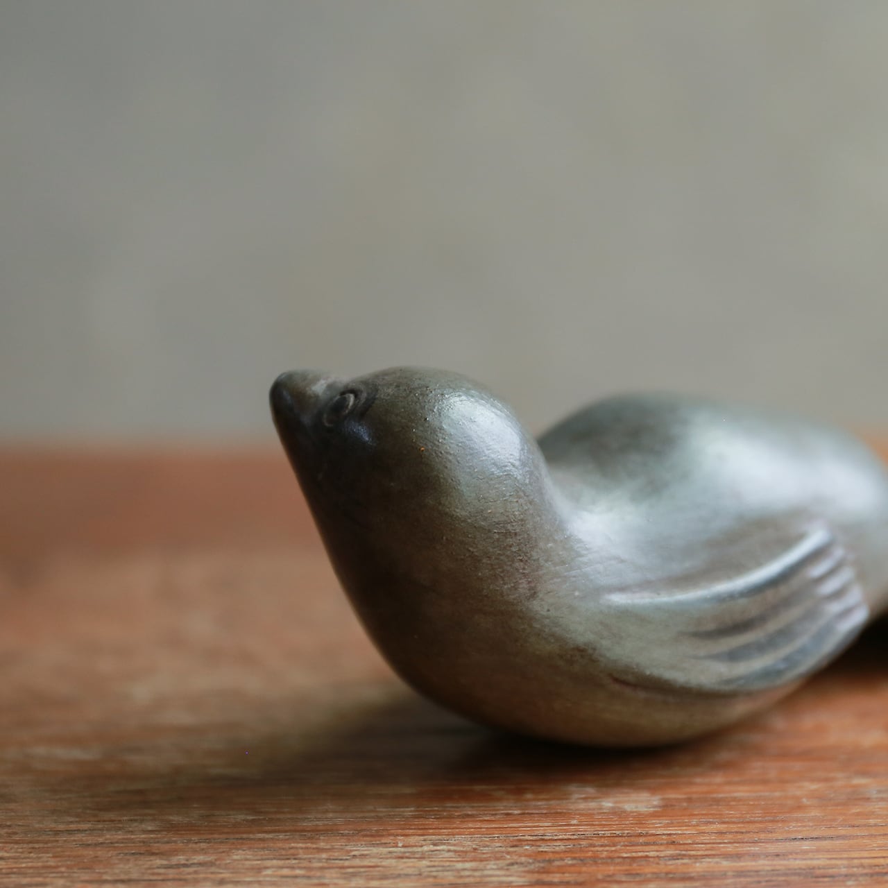 遠くを見つめて微笑む、木彫りのアザラシ 1 | 木と、輝と。| 一点もの