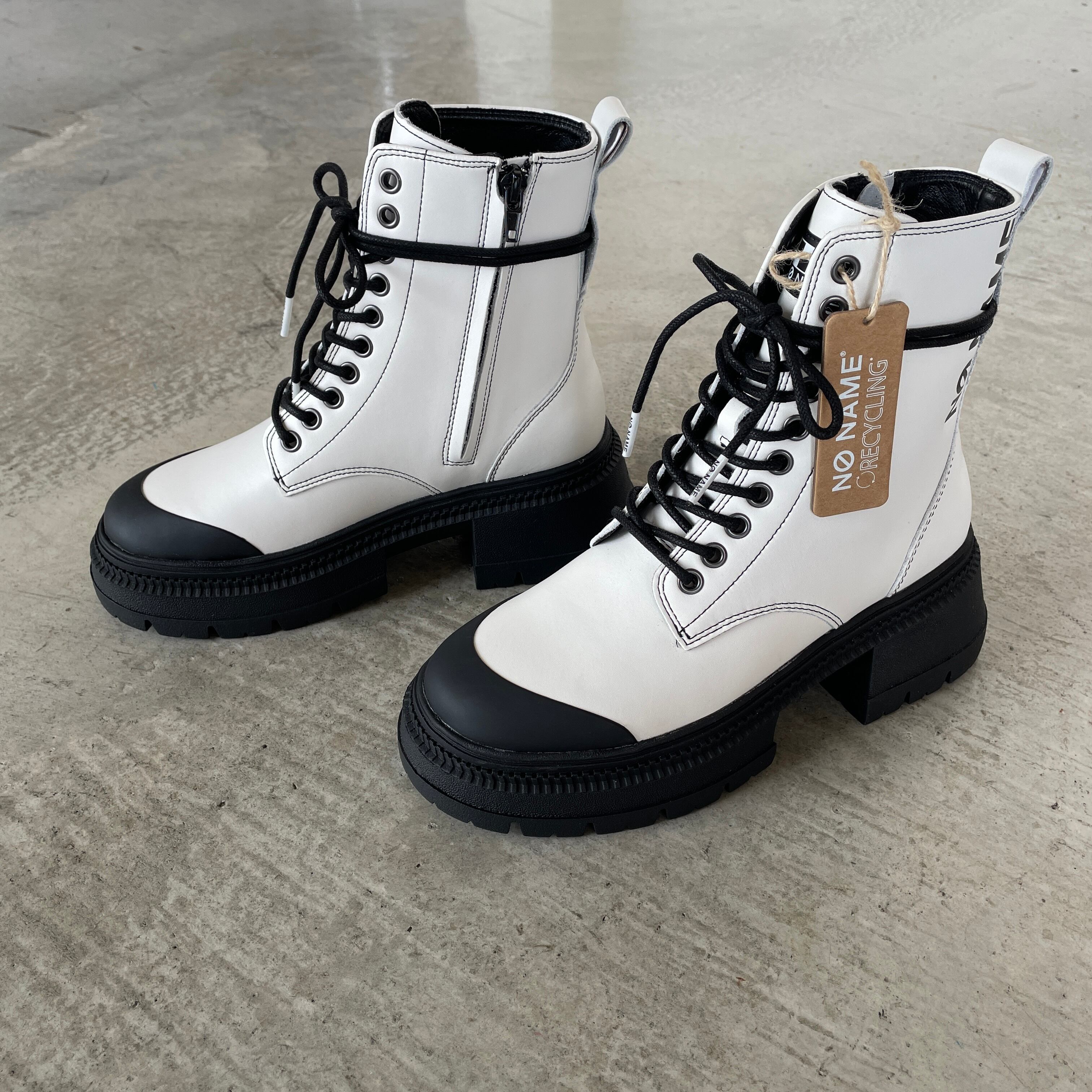 レースアップだけど→紐をとかずに履けちゃうんです♪サイドジップロゴ