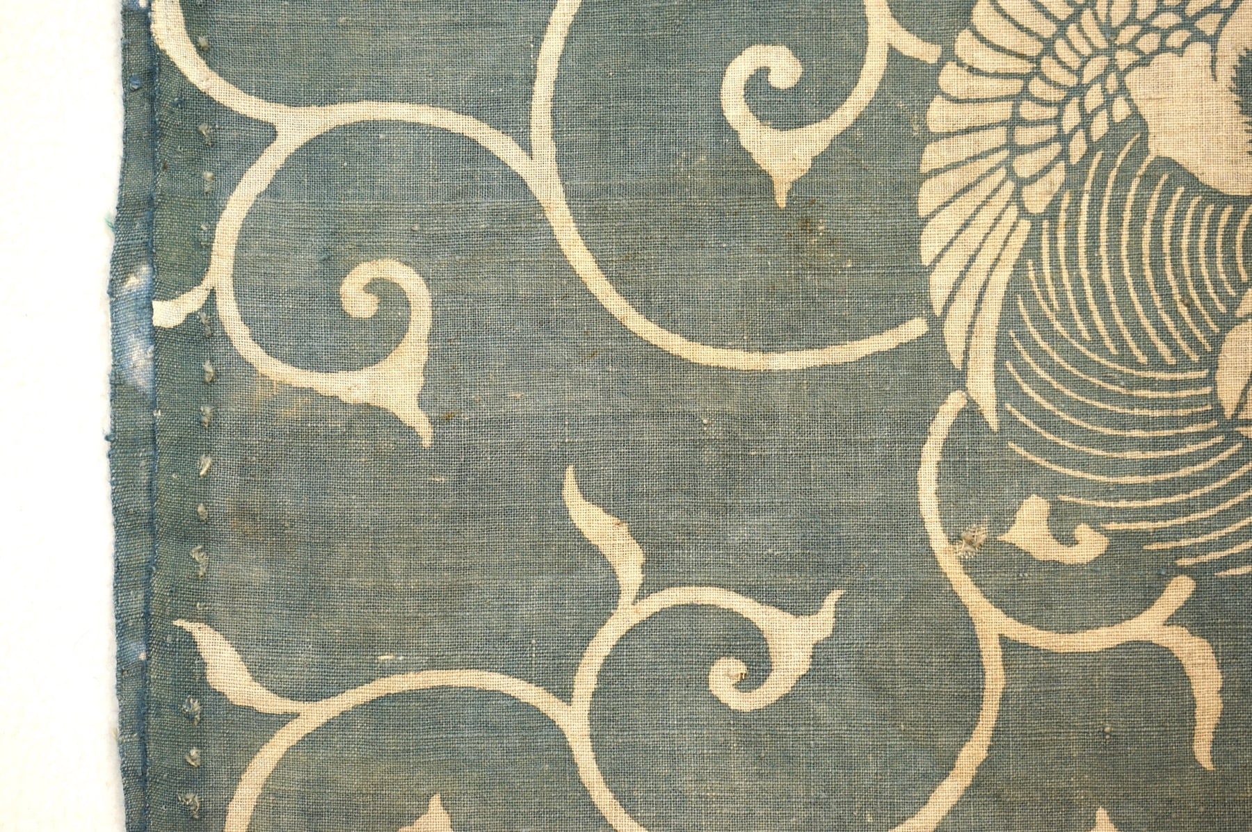 型染め はぎれ 鶴亀唐草 藍緑 藍染木綿古布 リメイク素材 アンティーク