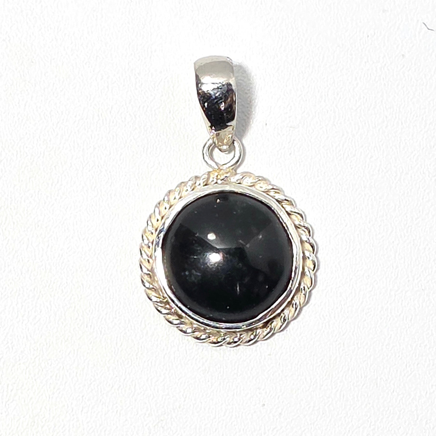 ロト アウトレット糸魚川翡翠ペンダントトップ 糸魚川翡翠黒翡翠勾玉