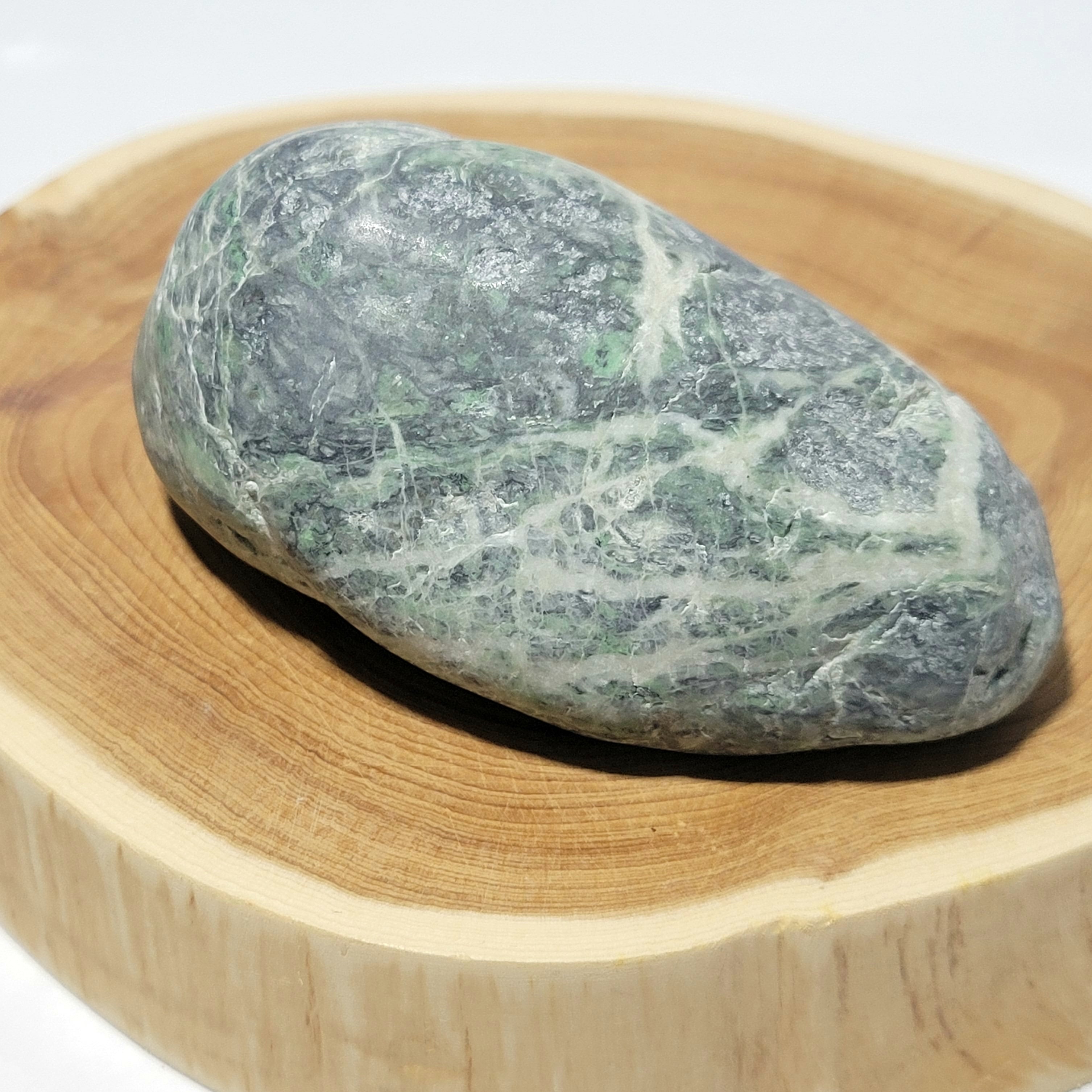 610g 糸魚川 翡翠 緑灰黒 610g 糸魚川 翡翠 緑灰黒 高品質・透過・緑