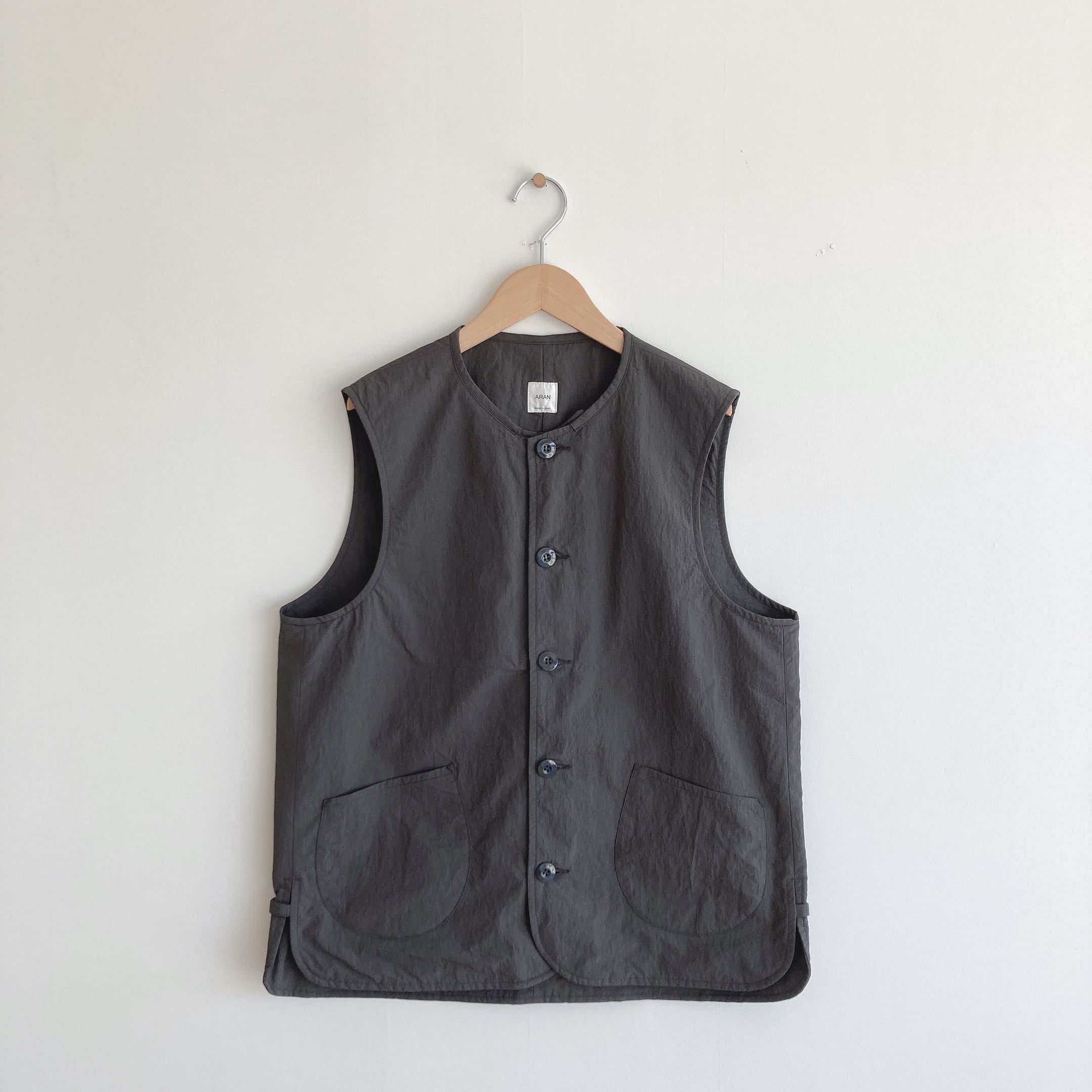 ARAN VEST CHACOAL | crane