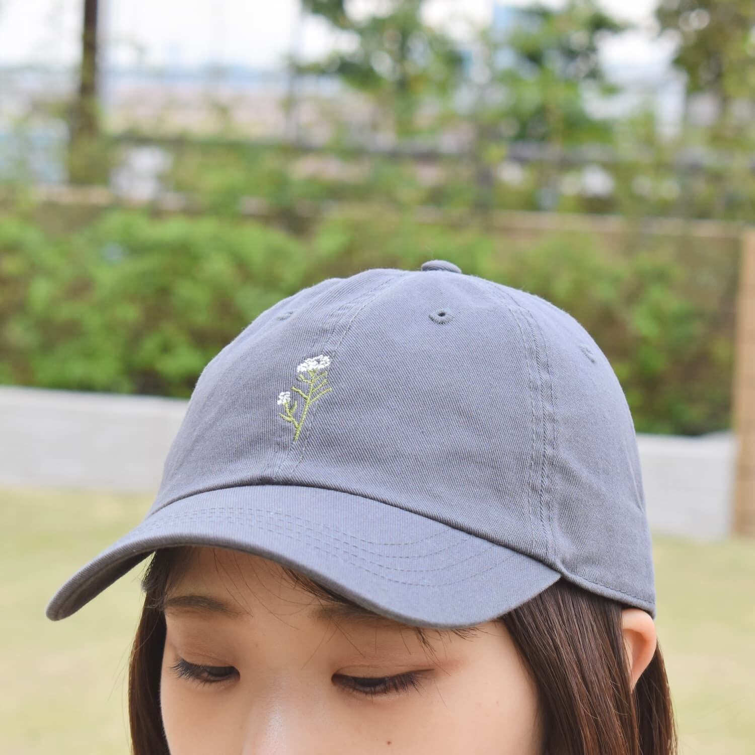 柔らかく洗いざらしたコットン刺繍キャップ（チャコール） | sunpodo