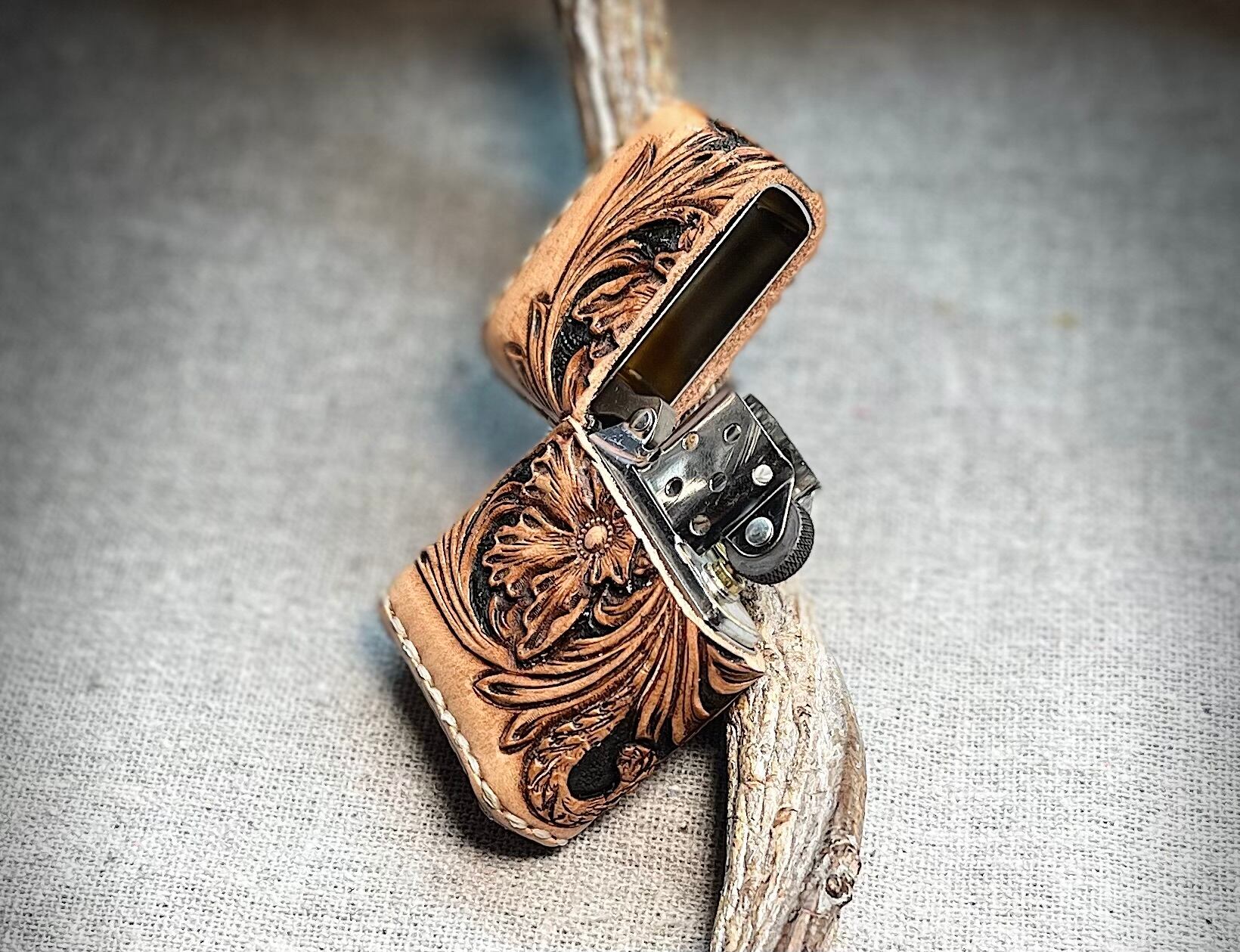 ダイゴタケ様オーダー レザーカービング 革巻きzippo BLACK／フラワー