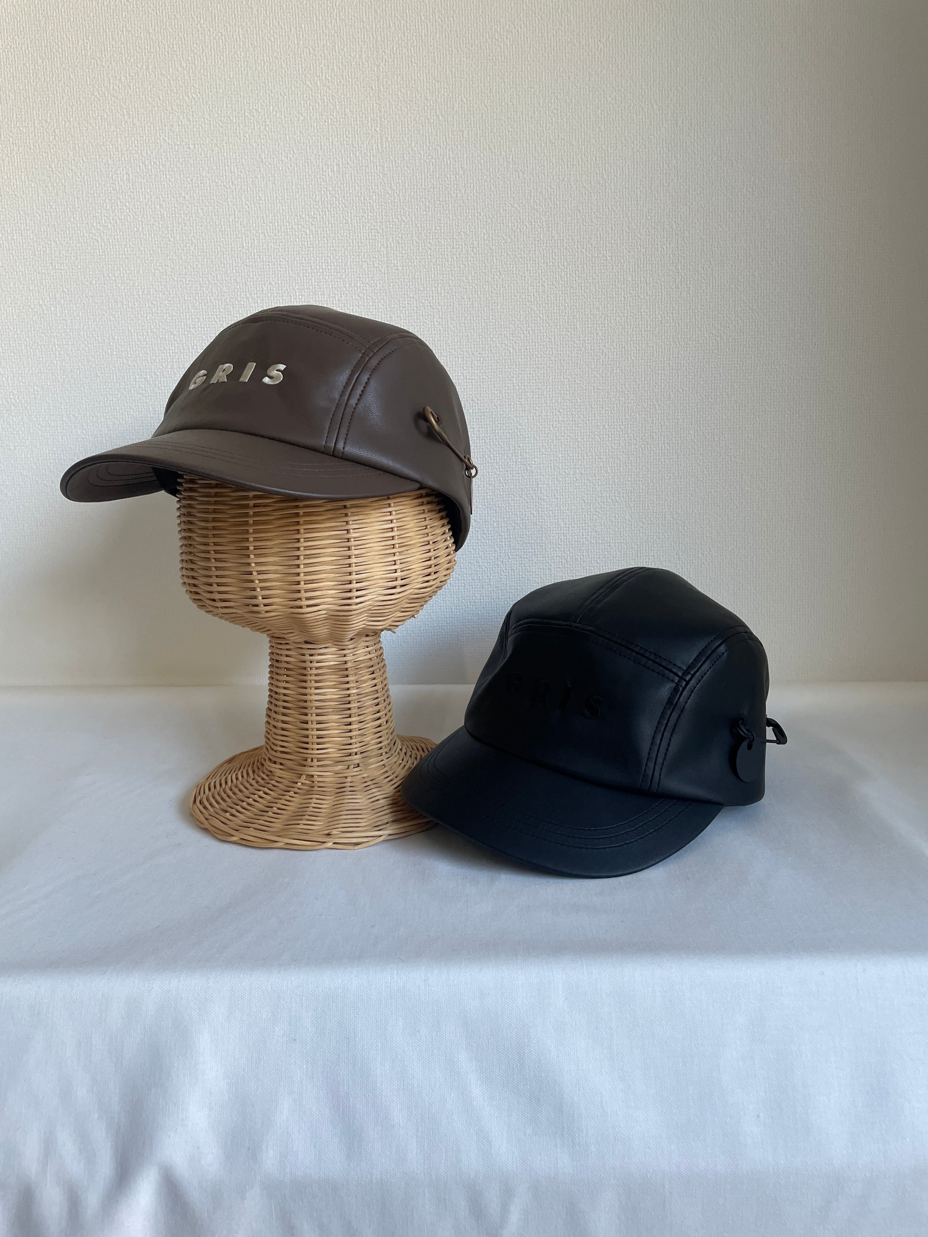 Fake leather jet cap | GRIS