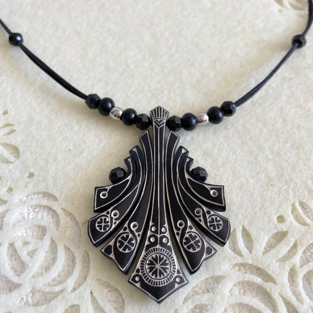 アイヌ紋様 木彫りペンダント NO.92 黒 | 北海道大自然の工芸品「橋本