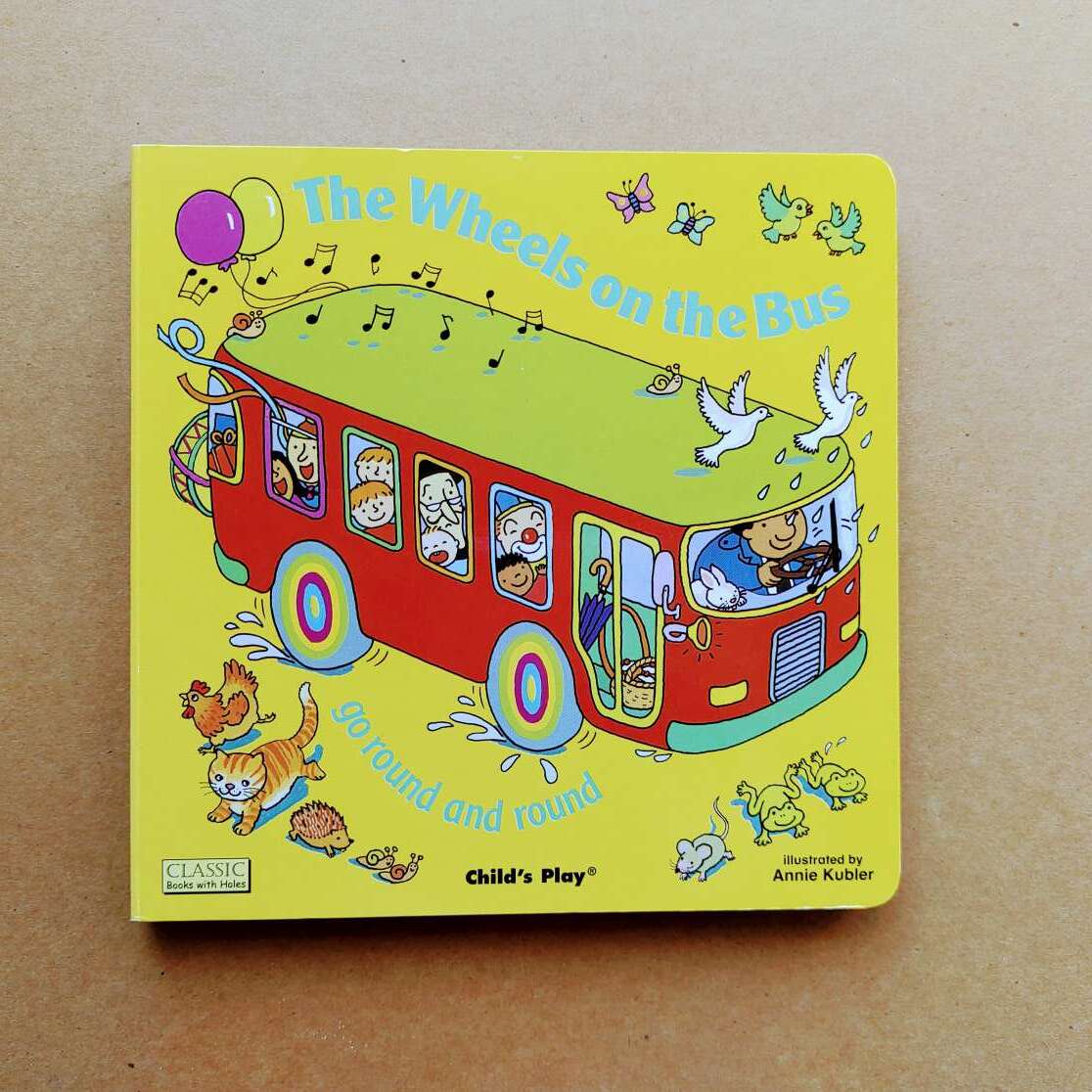 The wheel on the bus ポップでカラフルな定番バスの絵本 穴あきの