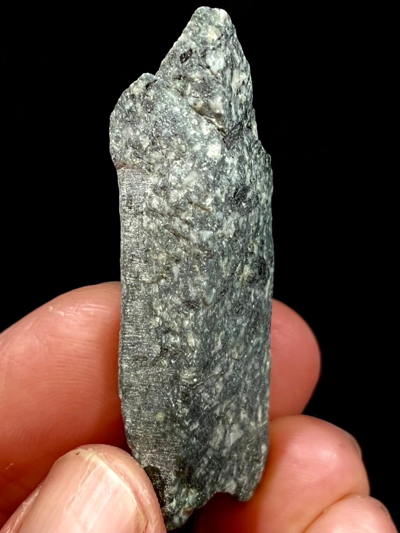 1) 高波動！「遠野の石」無研磨原石(中型) | レムリアの太陽