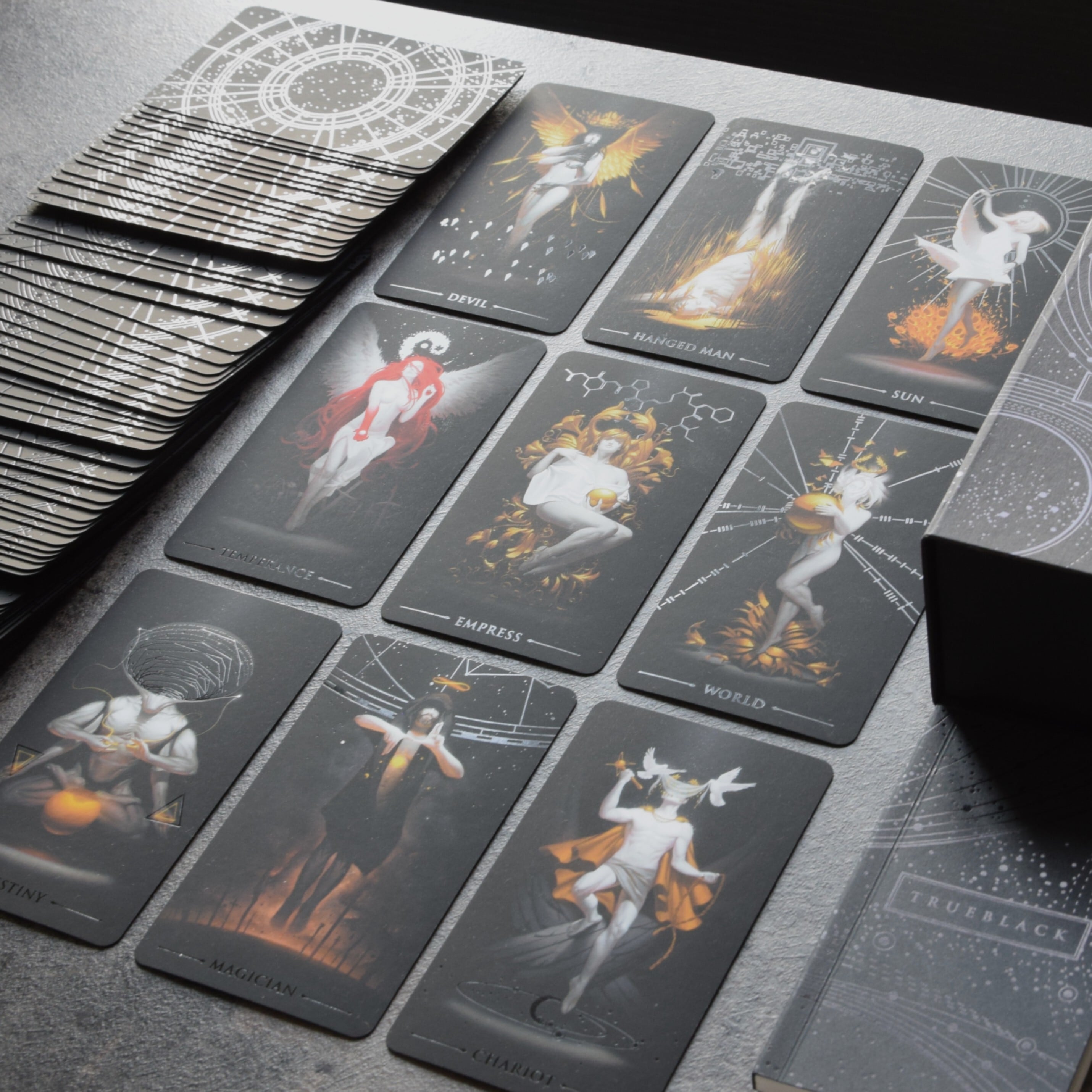 再販開始！】 TRUE BLACK TAROT タロットカード 日本語解説書付き