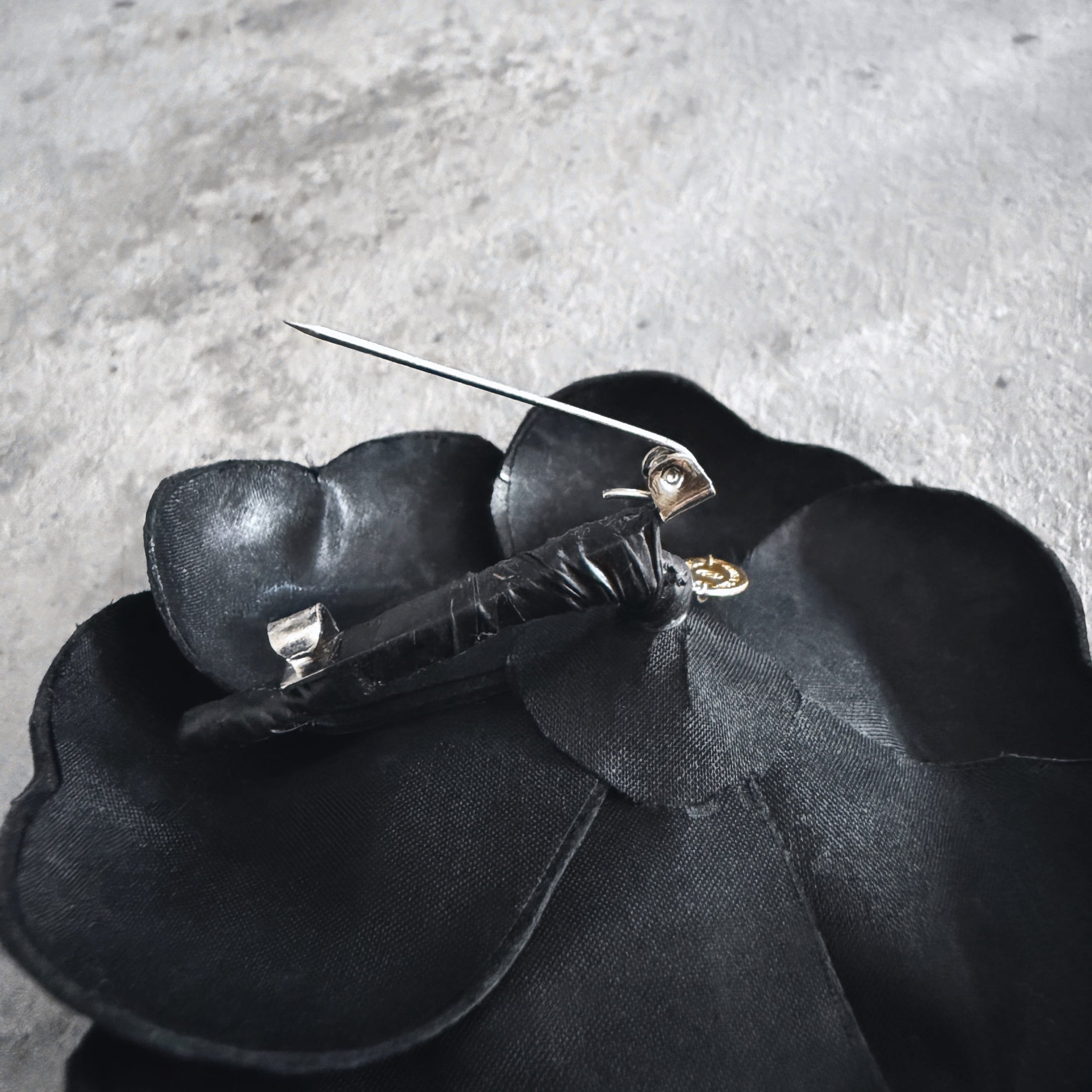 未使用 CHANELフランス製ブラックレザーカメリアコサージュ | JVINTAGE