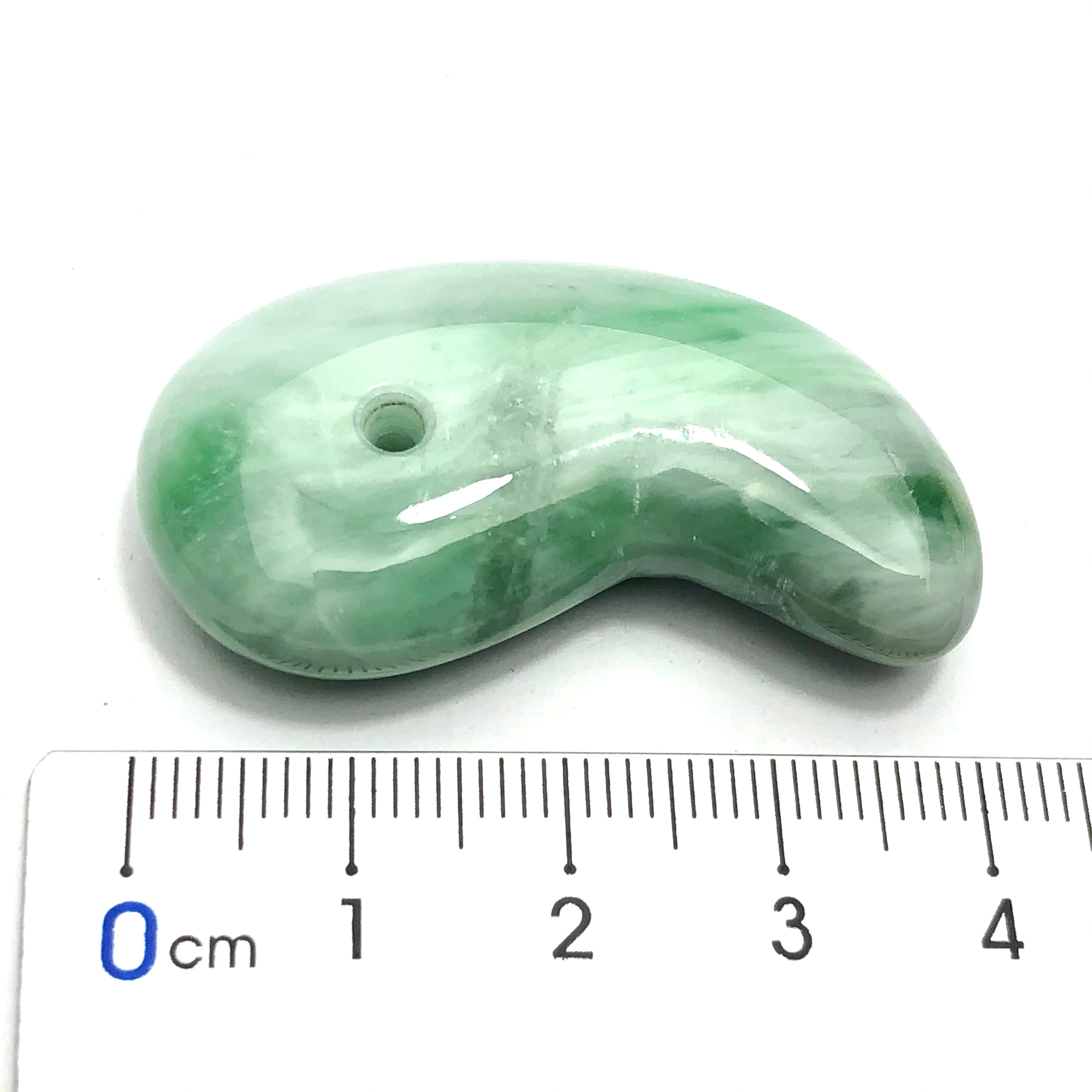 緑色 糸魚川翡翠:ロウカン質:勾玉 MT0029 | 糸魚川翡翠工芸家 赤羽可行BASE