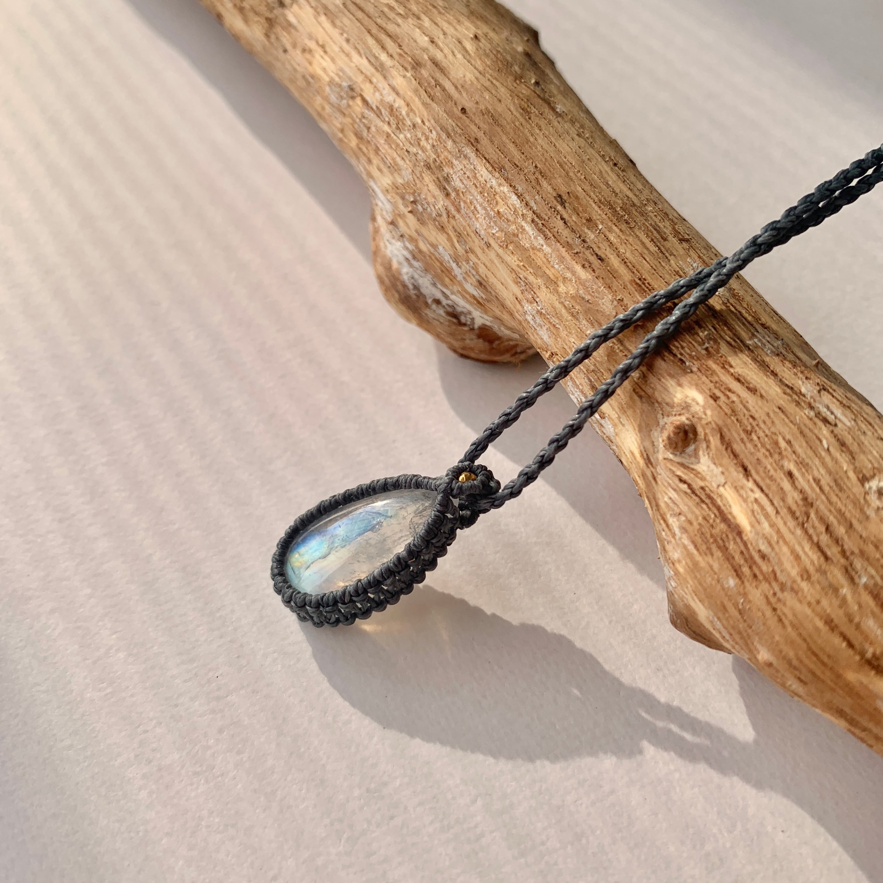 マクラメネックレス ホワイトラブラドライト(レインボームーンストーン