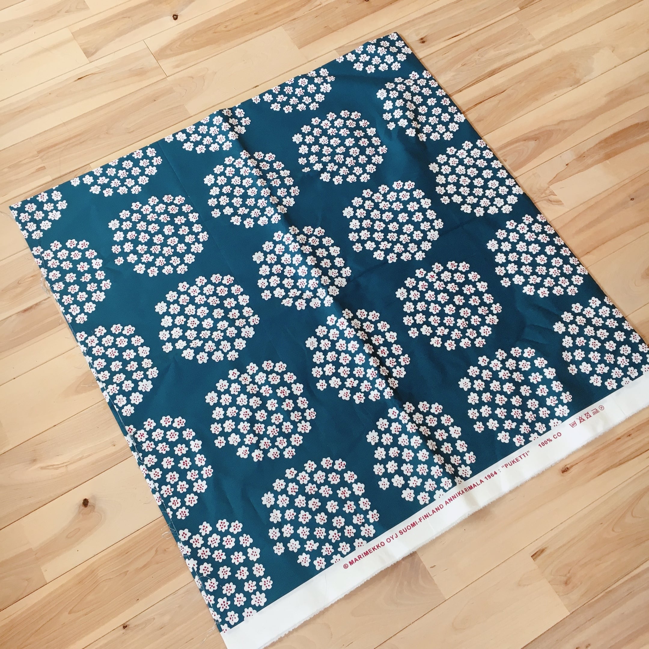 入荷*【廃盤色 紺x赤】marimekko マリメッコ生地 プケッティ puketti