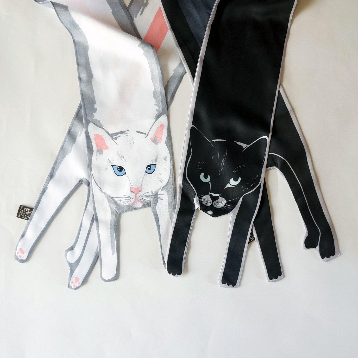 再入荷【送料無料】ちび黒ちゃん＆ちび白ちゃんスカーフ 猫 黒猫 白猫