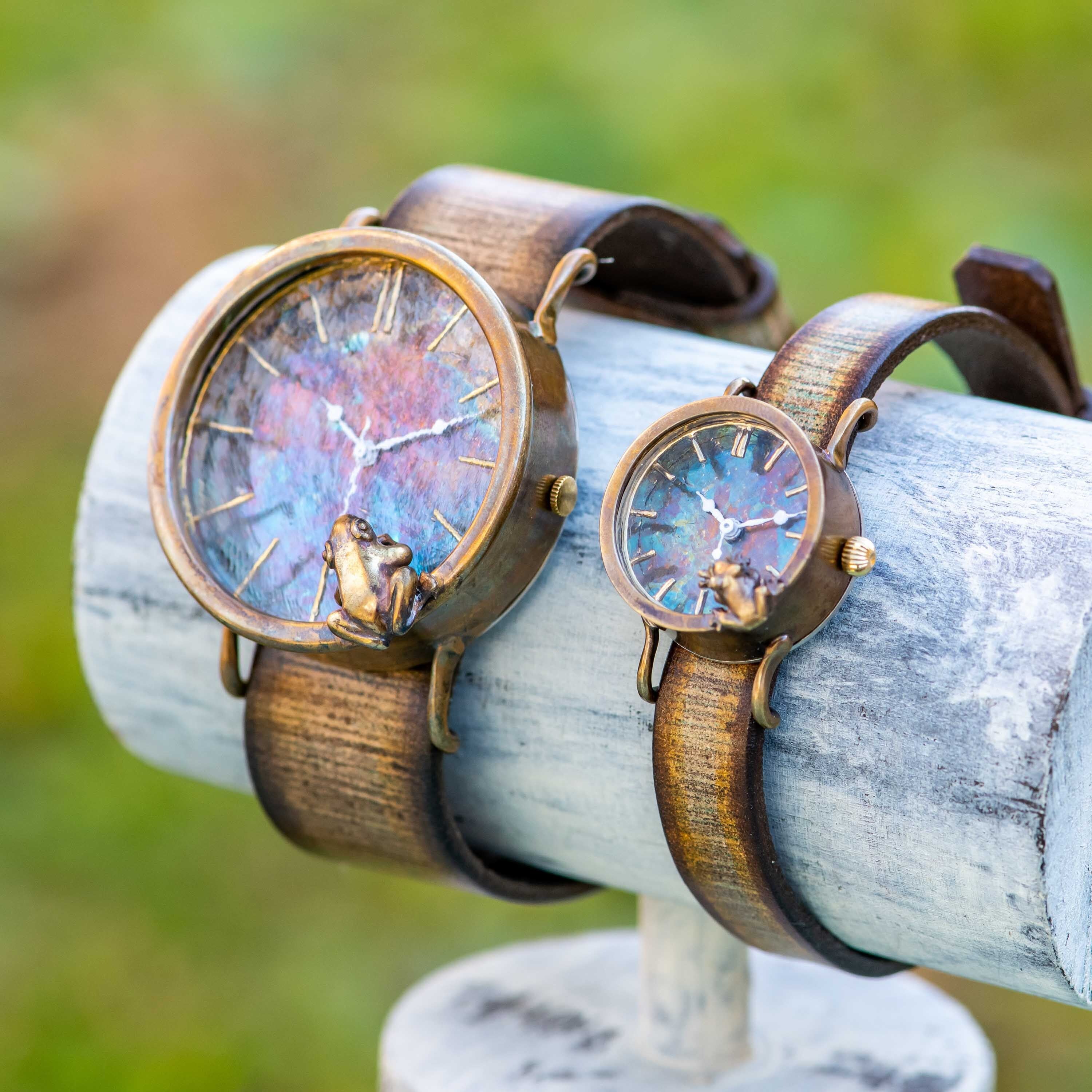 朝日に輝く水面を見つめる蛙腕時計LとS | カエルの時計屋さん