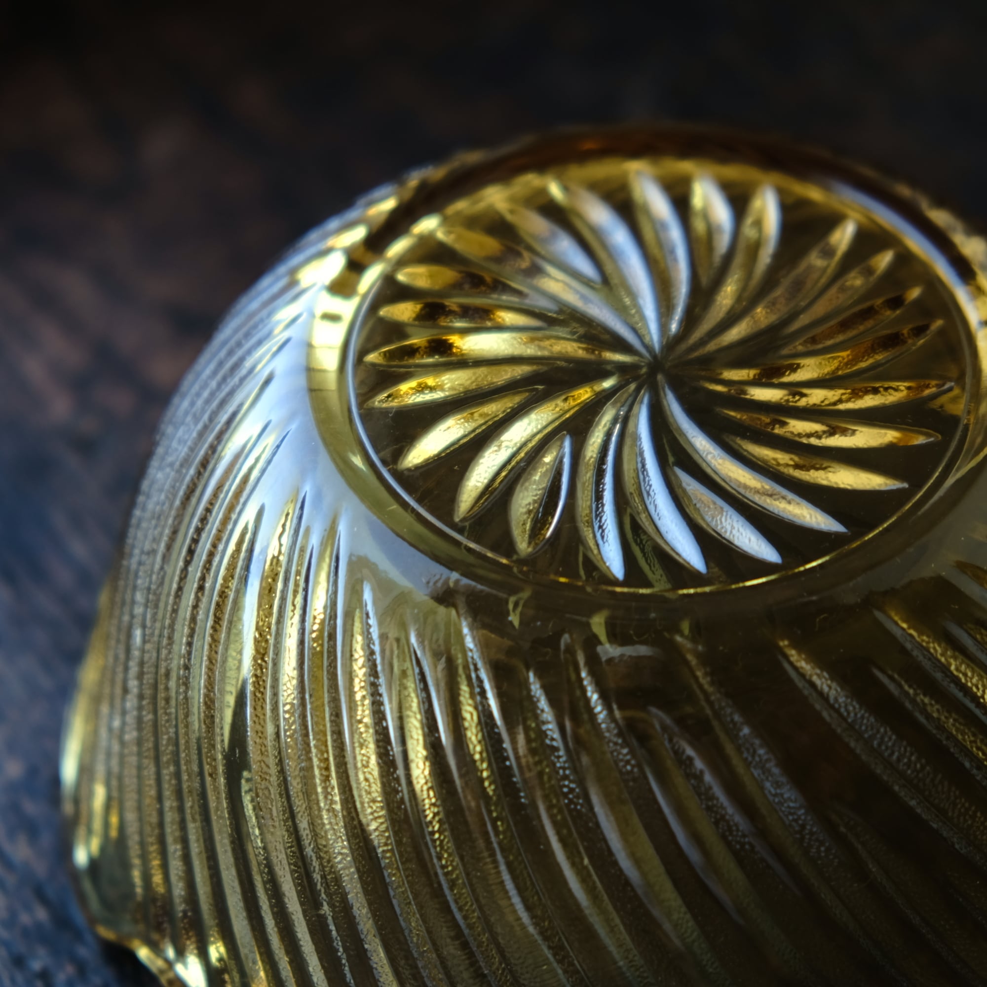 花形で可愛い◇温もりを感じる琥珀色。昭和期 アンバー硝子深皿 曇り