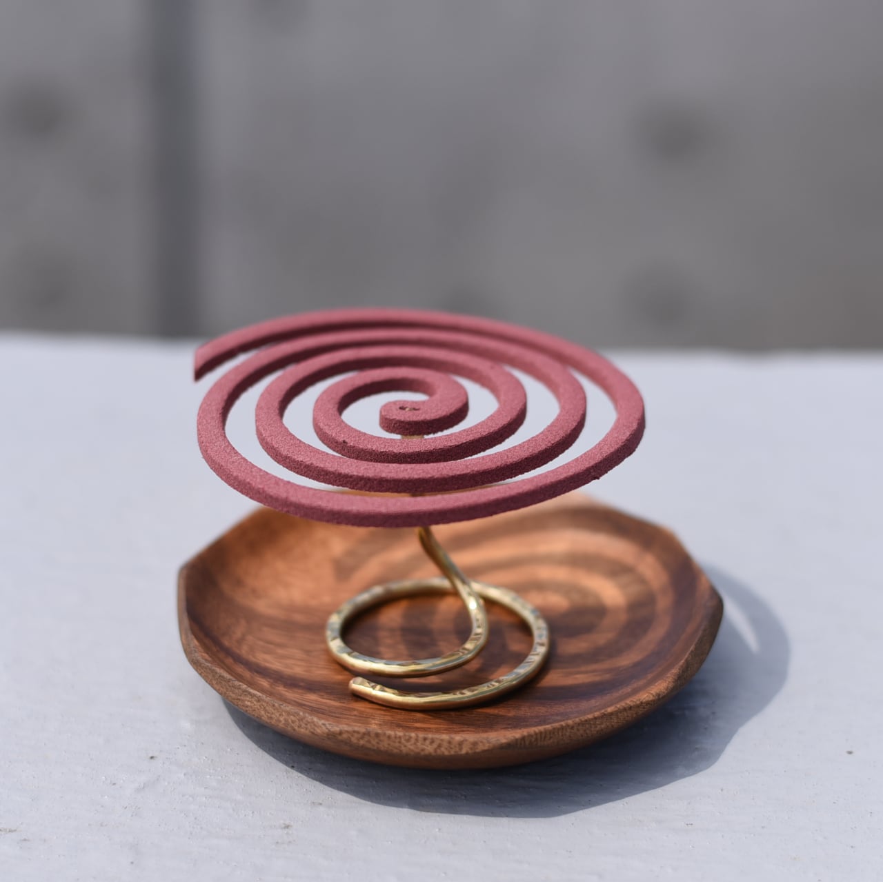 ハンドメイド・真鍮製 蚊取り線香スタンド・蚊遣り（商品写真中の木製