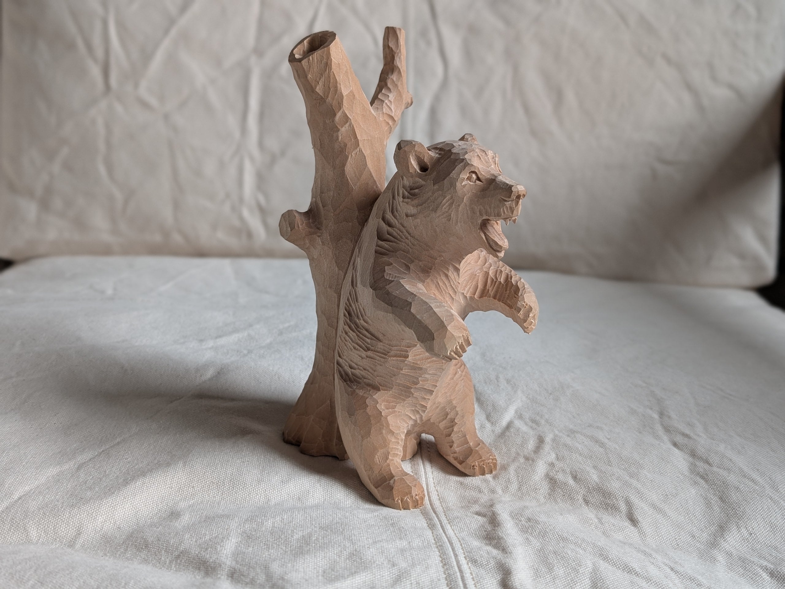 上西捷敏 背をこする熊 #1 | 木彫りの熊 | inoya | Basic Life Store