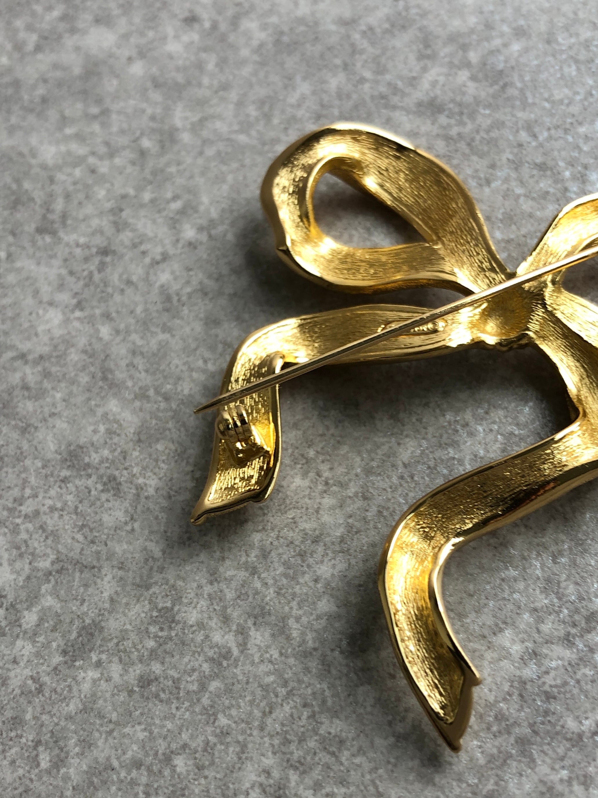 Christian Dior クリスチャン ディオール ブローチ ゴールド CD リボン