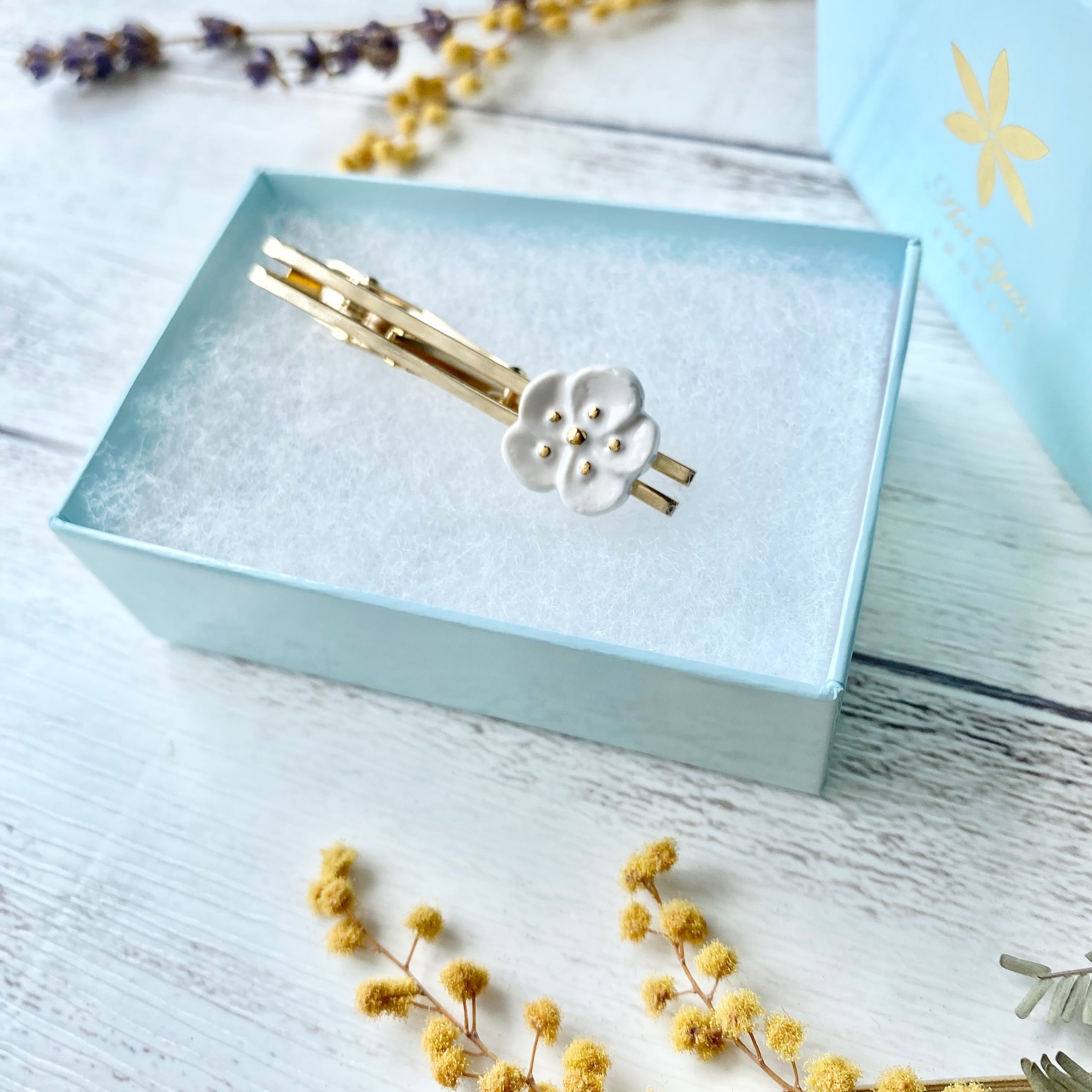 ネクタイピン 梅 / Ume ホワイト｜陶磁器 アクセサリー湘南 ギフト