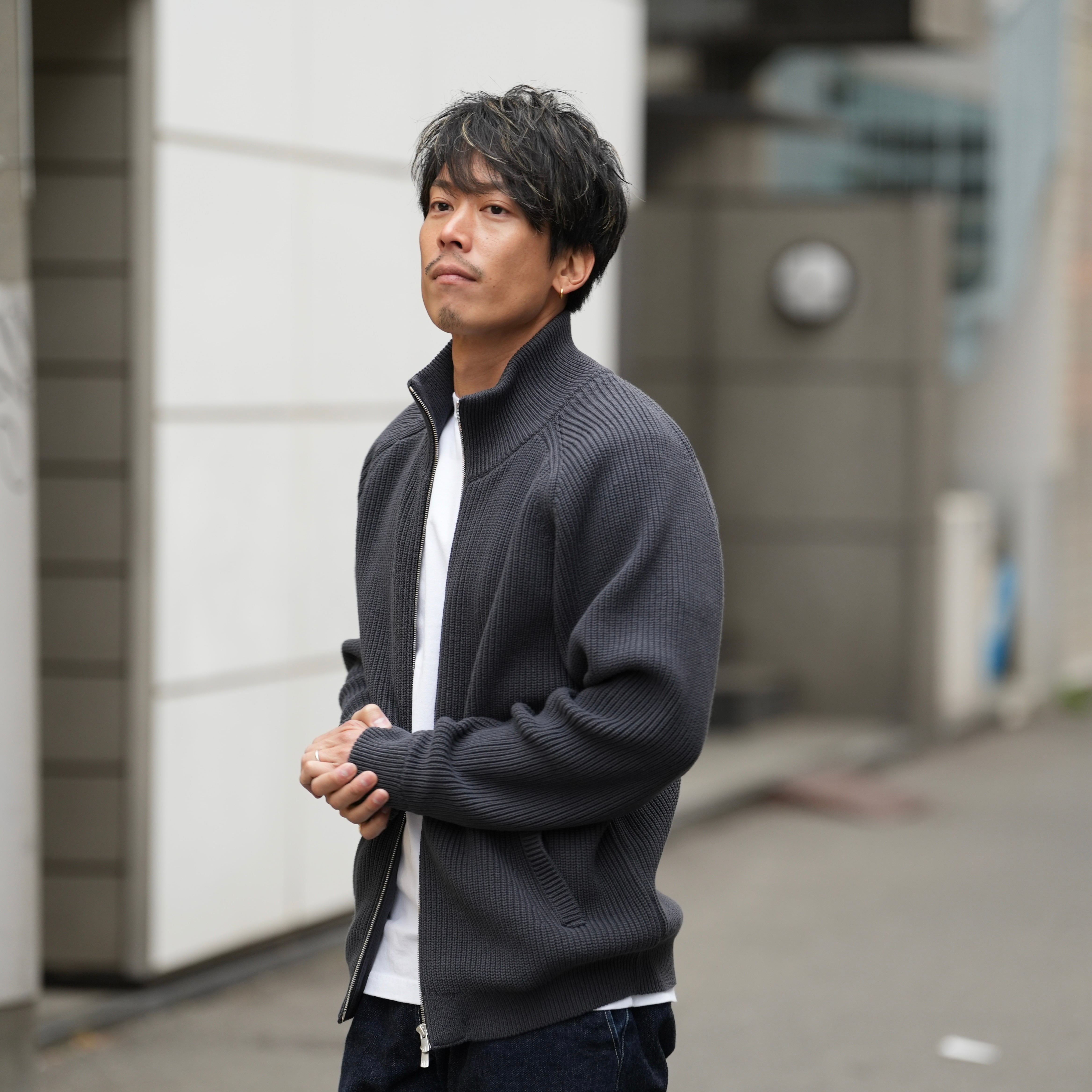 休日のOFFも、仕事のONも。大人の「ドライバーズニット」 | 「Japan