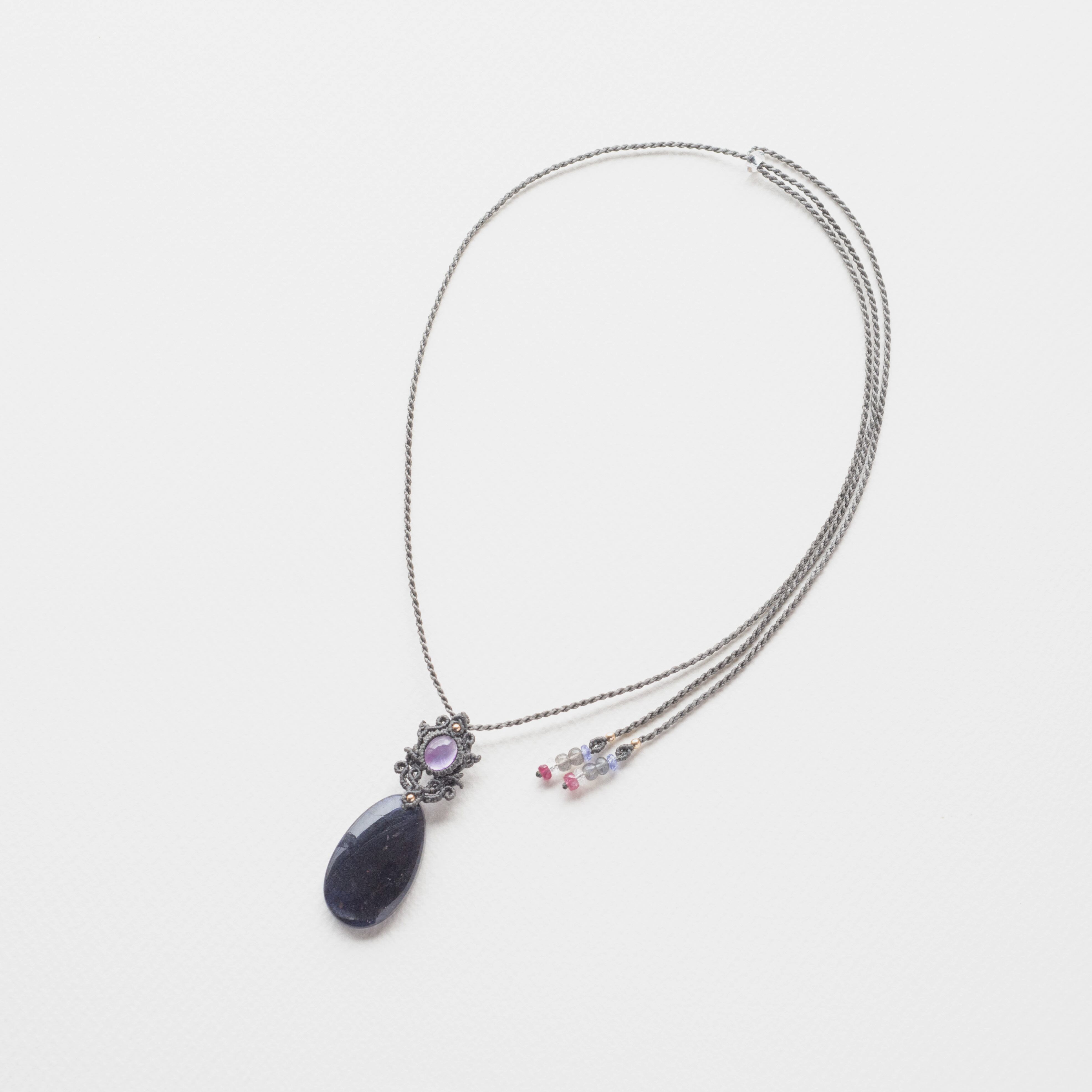 アイオライトサンストーン+アメジストのマクラメ編み 天然石ネックレス