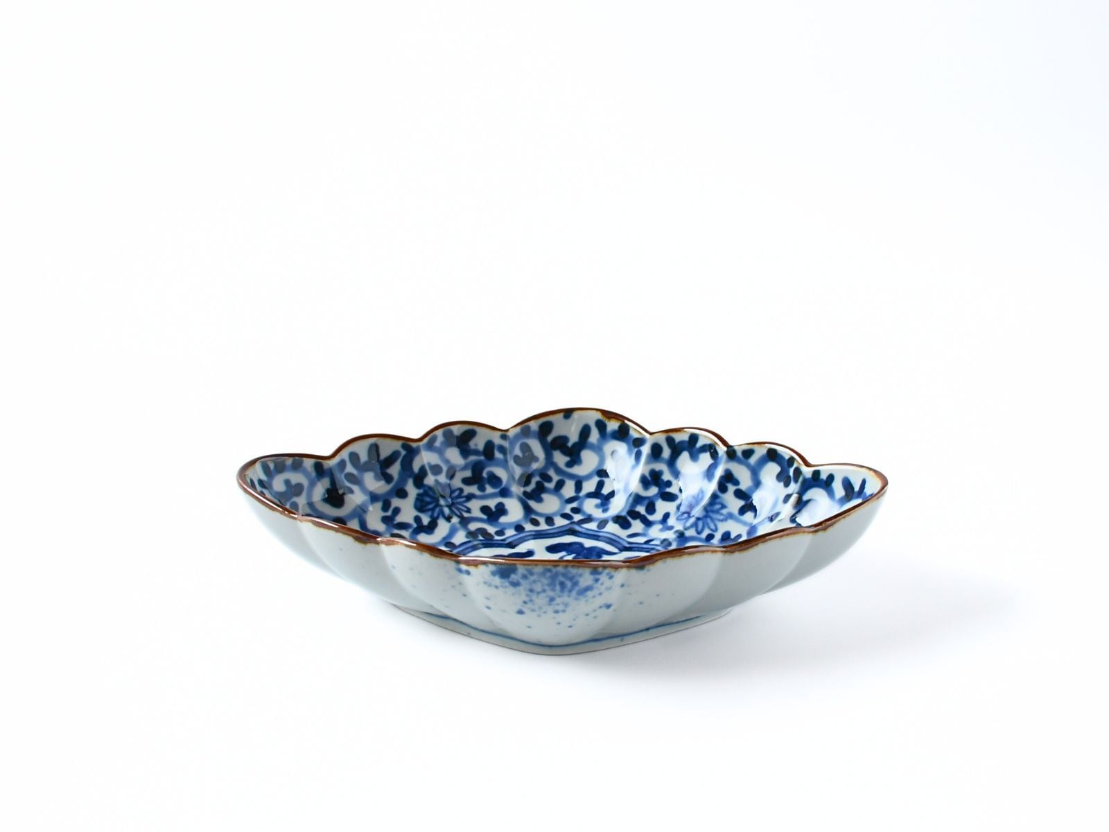 有田焼 福泉窯 手描き 染付濃蛸唐草木甲間取草花 縁錆菱型皿