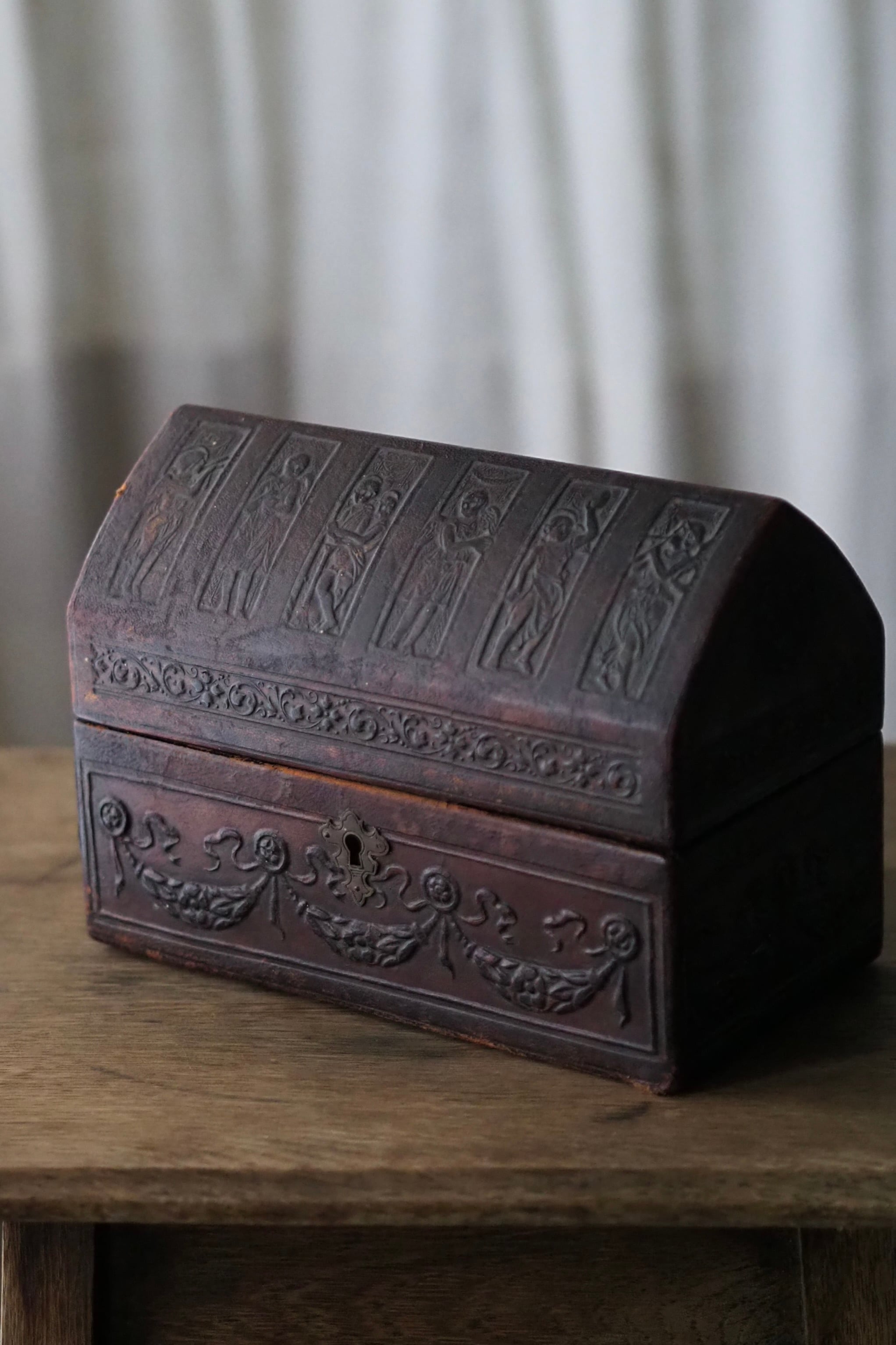 天使と花綱 革の小箱-antique leather box | アンティーク