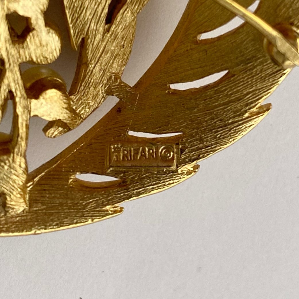 CROWN TRIFARI パールとリーフのブローチ | ARLEQUIN