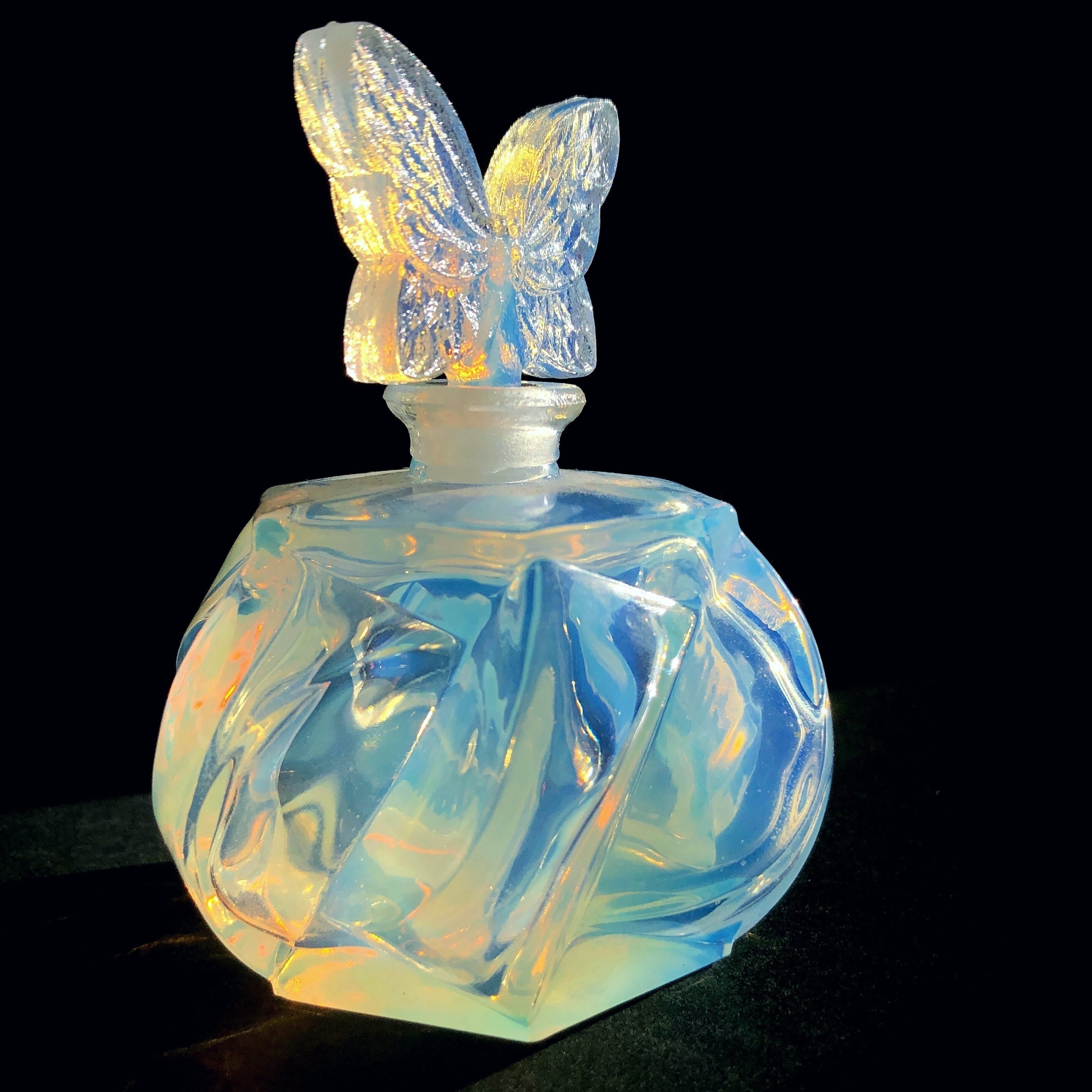 蝶のオパールセントガラスの香水瓶 | メルキュール骨董店