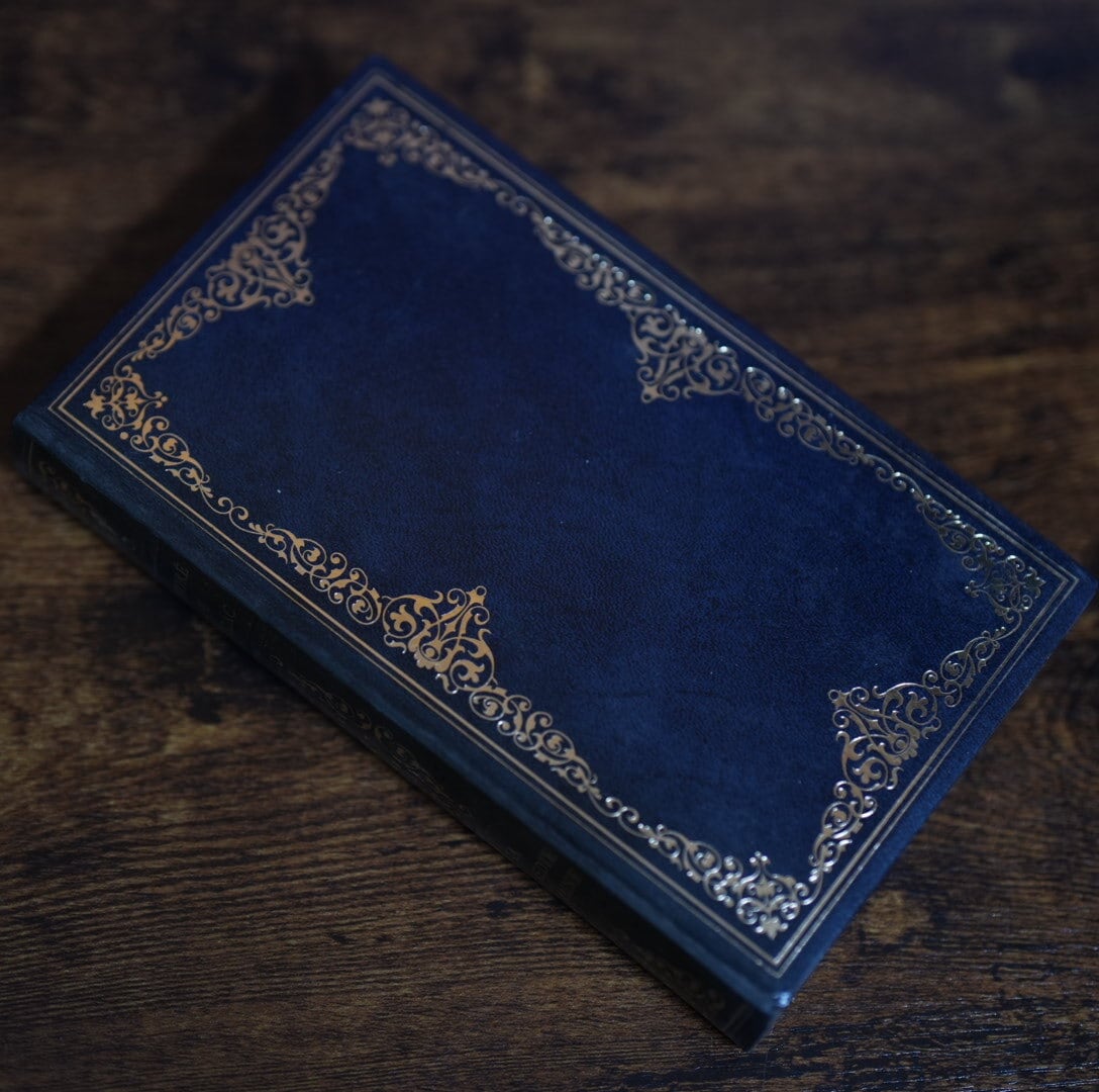 ゴールドの装飾が素敵な青色の洋書 古書 ヴィンテージ インテリア