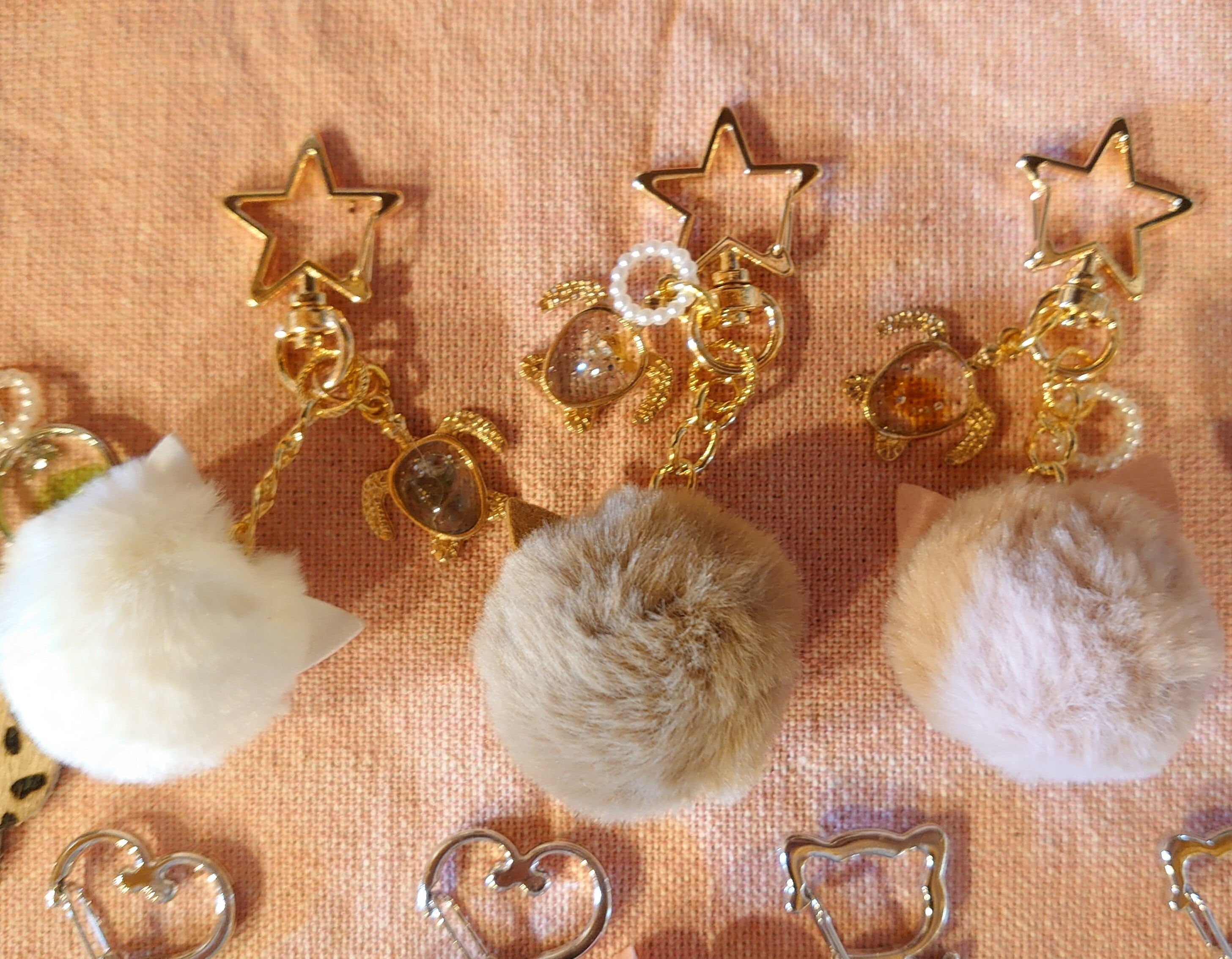 ぽんぽんにゃんこキーホルダー（バッグチャーム）【ねこ耳付きファー