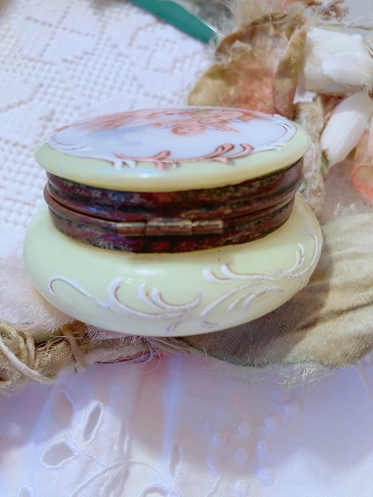 フランス 天使が可愛いミルクガラスのピルケース | AntiqueRose