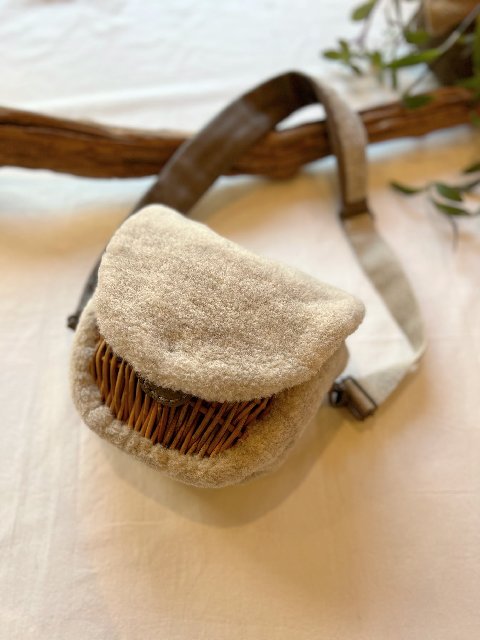 ebagos / ボディバッグS・ウールボア | anouk