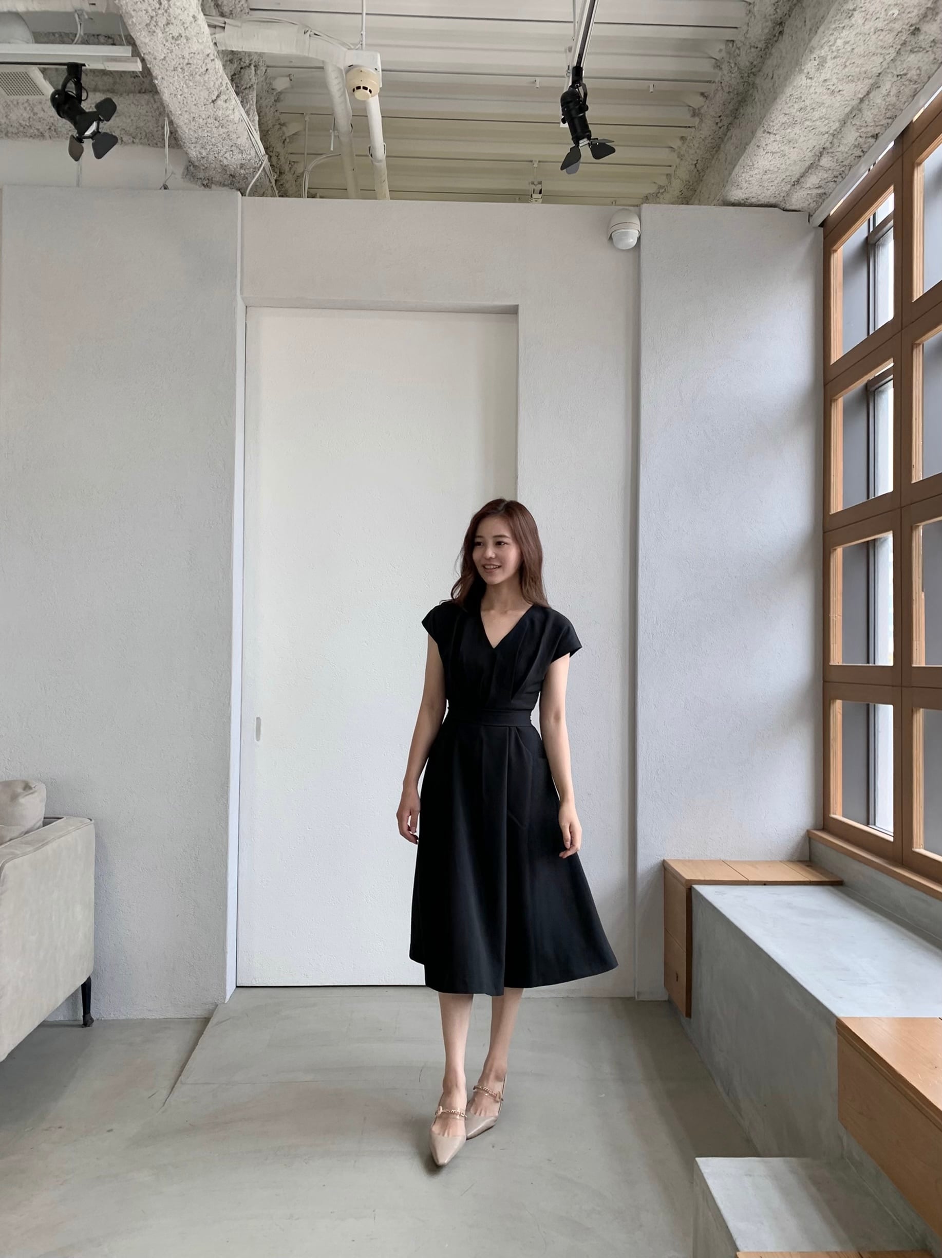 Vネック ウエストマークワンピース BLACK | on off focus inc.