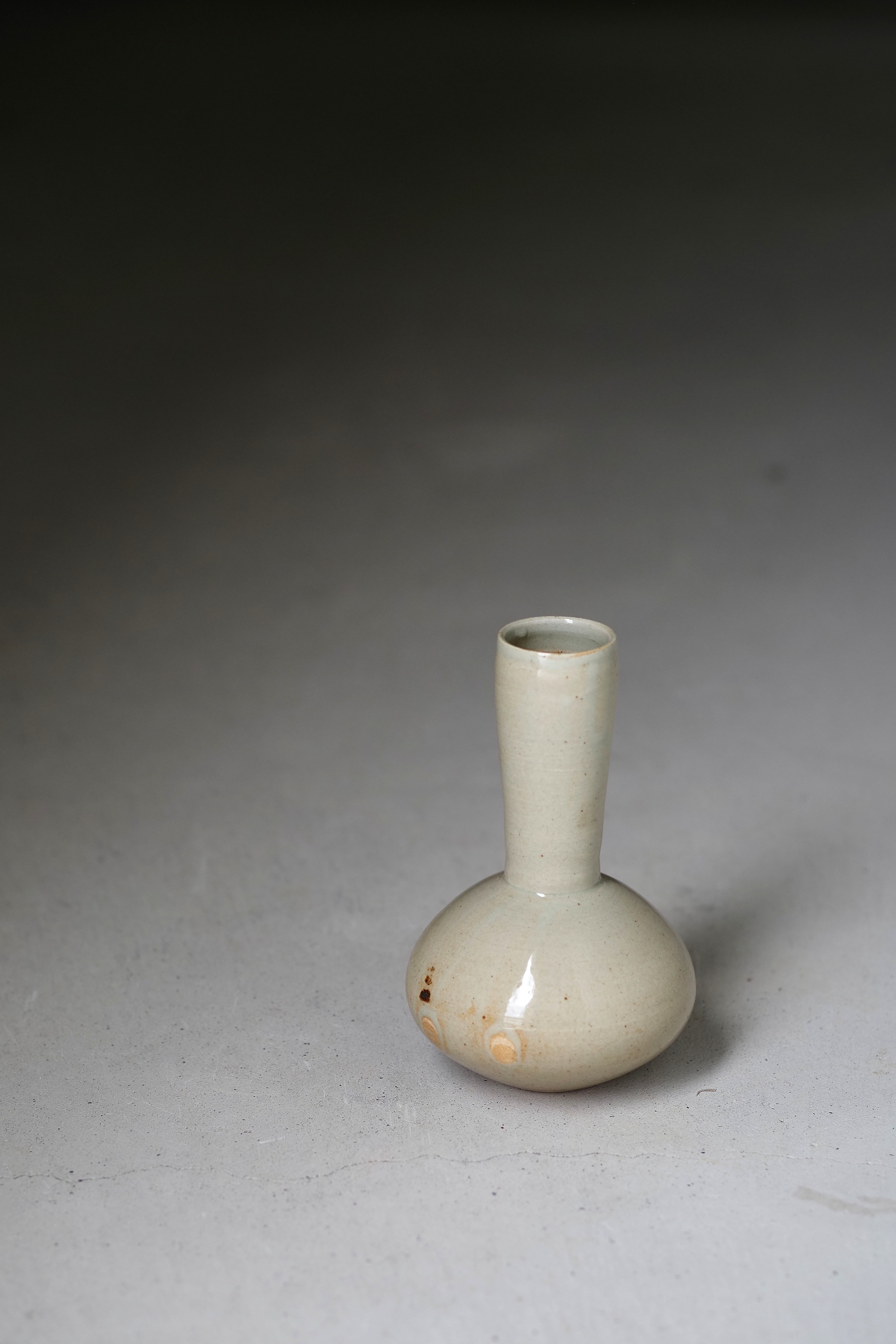 伊藤環 24. 柞灰須恵型花入 | 陶屋なづな