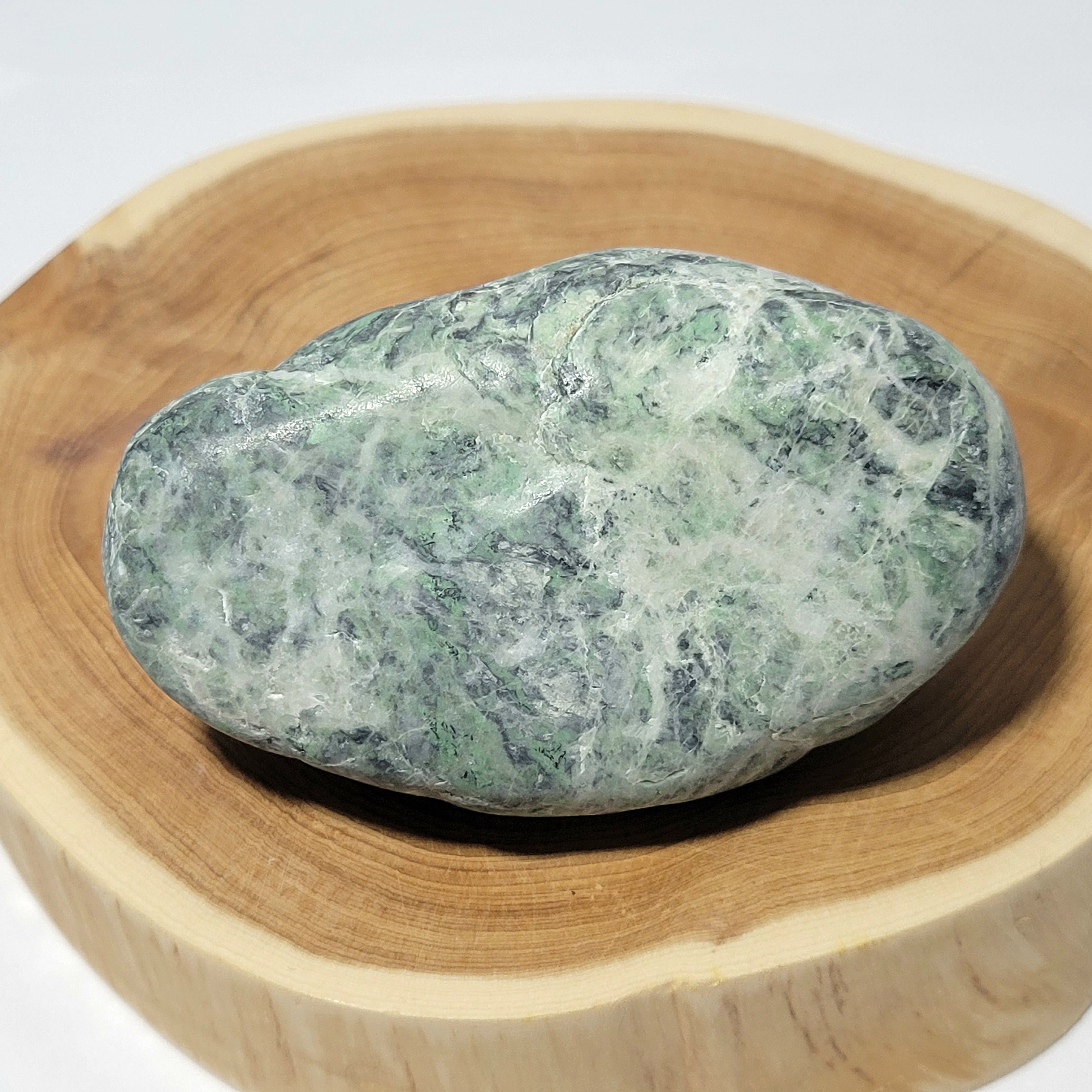 糸魚川 翡翠原石 緑 アイス 糸魚川 翡翠原石 緑 アイス