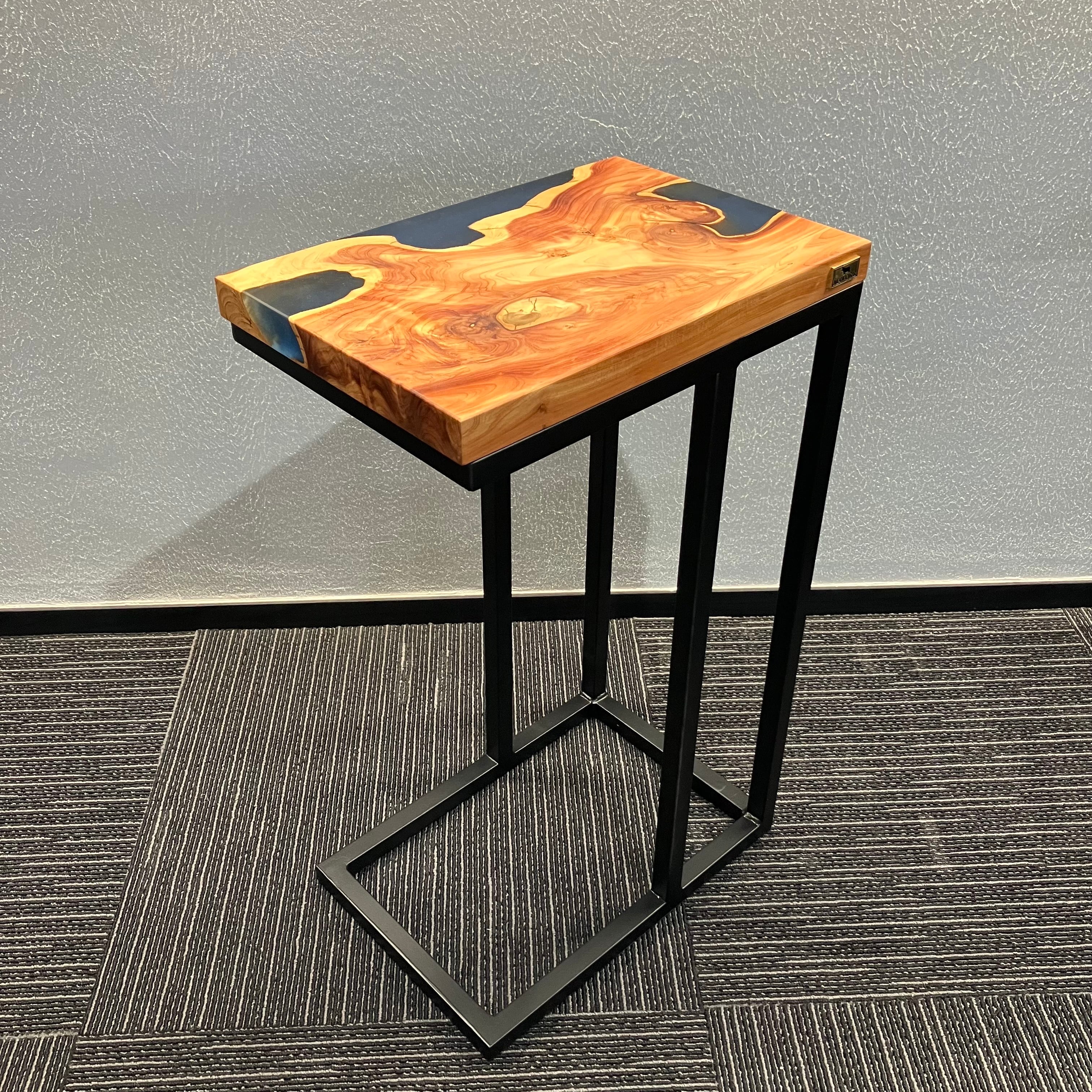 ウッドレジンサイドテーブル（ホワイト＆クリア：貝塚伊吹）mawore