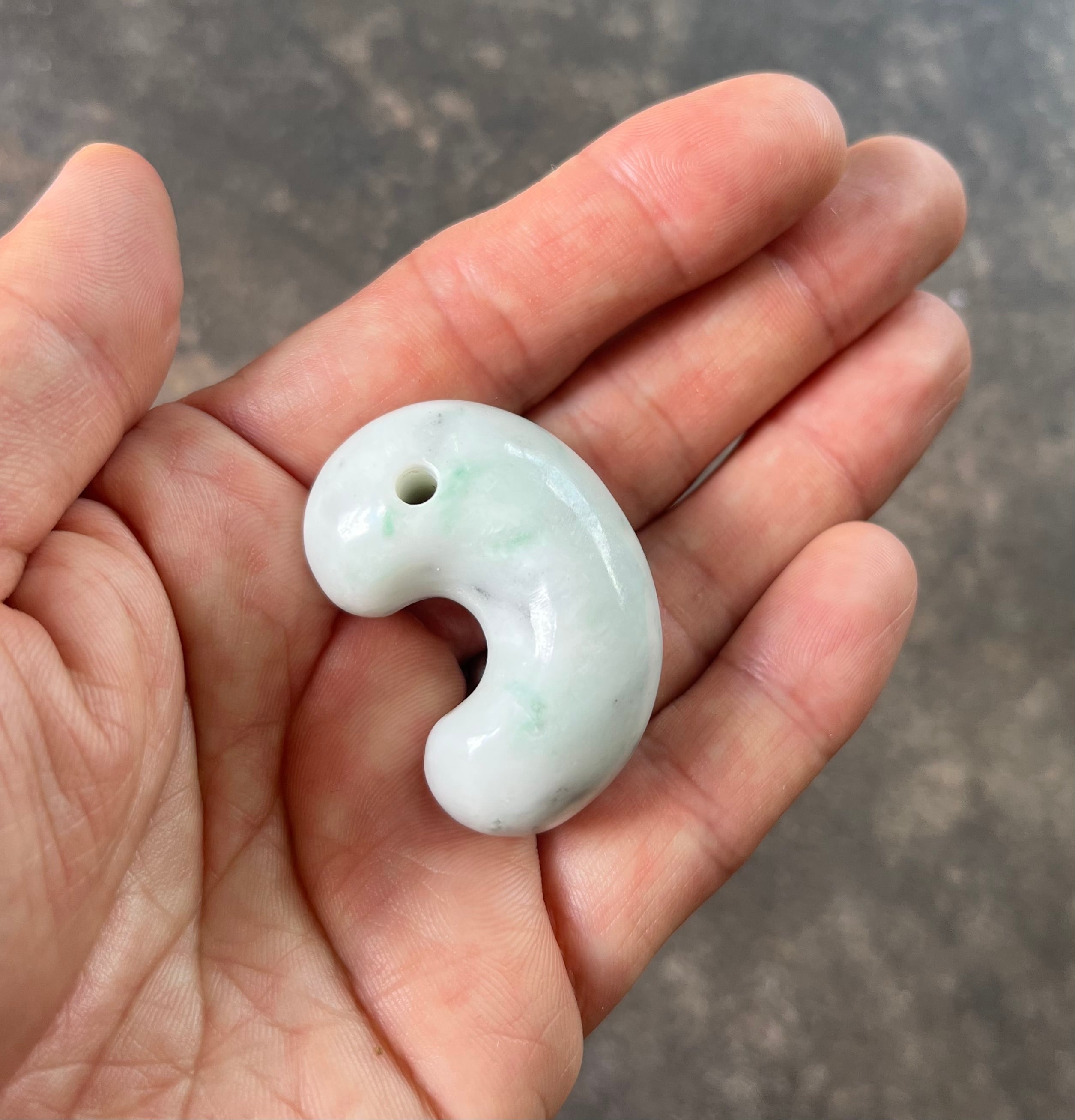 武藤玄功作 糸魚川翡翠 特大40mm勾玉 白色美石 | グローバルポケット