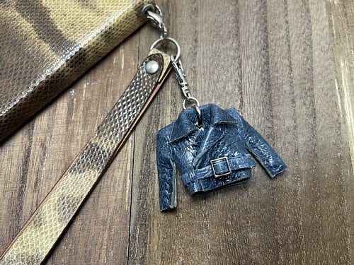 豚プルアップレザーの親指サイズのミニチュアライダースジャケット