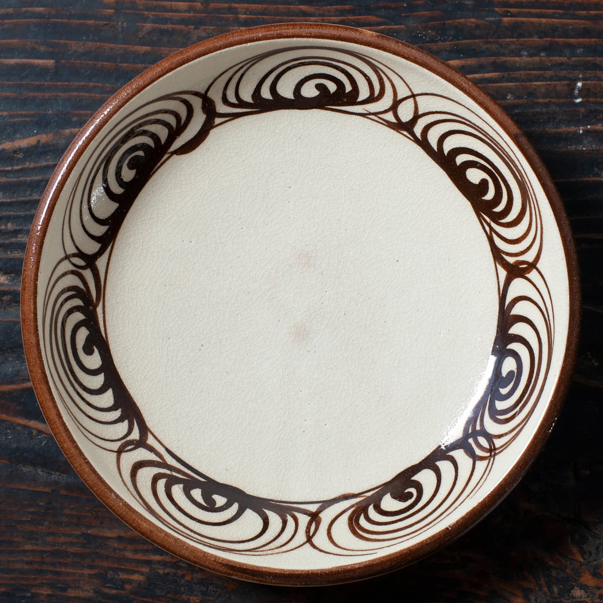 瀬戸本業窯 馬の目皿 9.5寸（鉄） | くらしのギャラリー杜の街グレース店