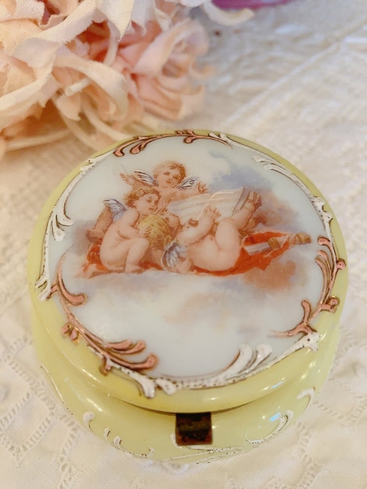 フランス 天使が可愛いミルクガラスのピルケース | AntiqueRose