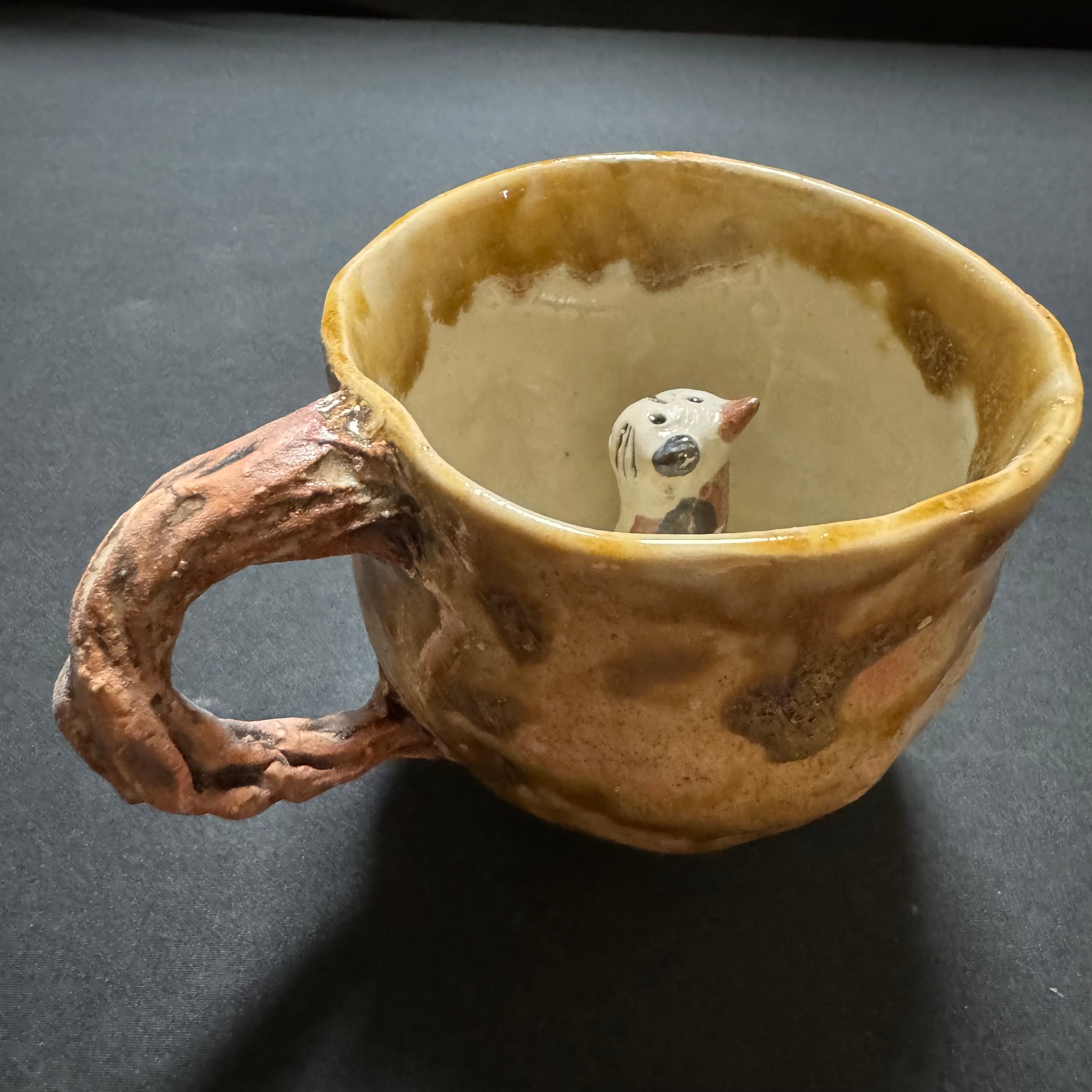 すねこすりが底から覗いてるマグカップ（Mサイズ） 妖怪陶器 | ガラダ